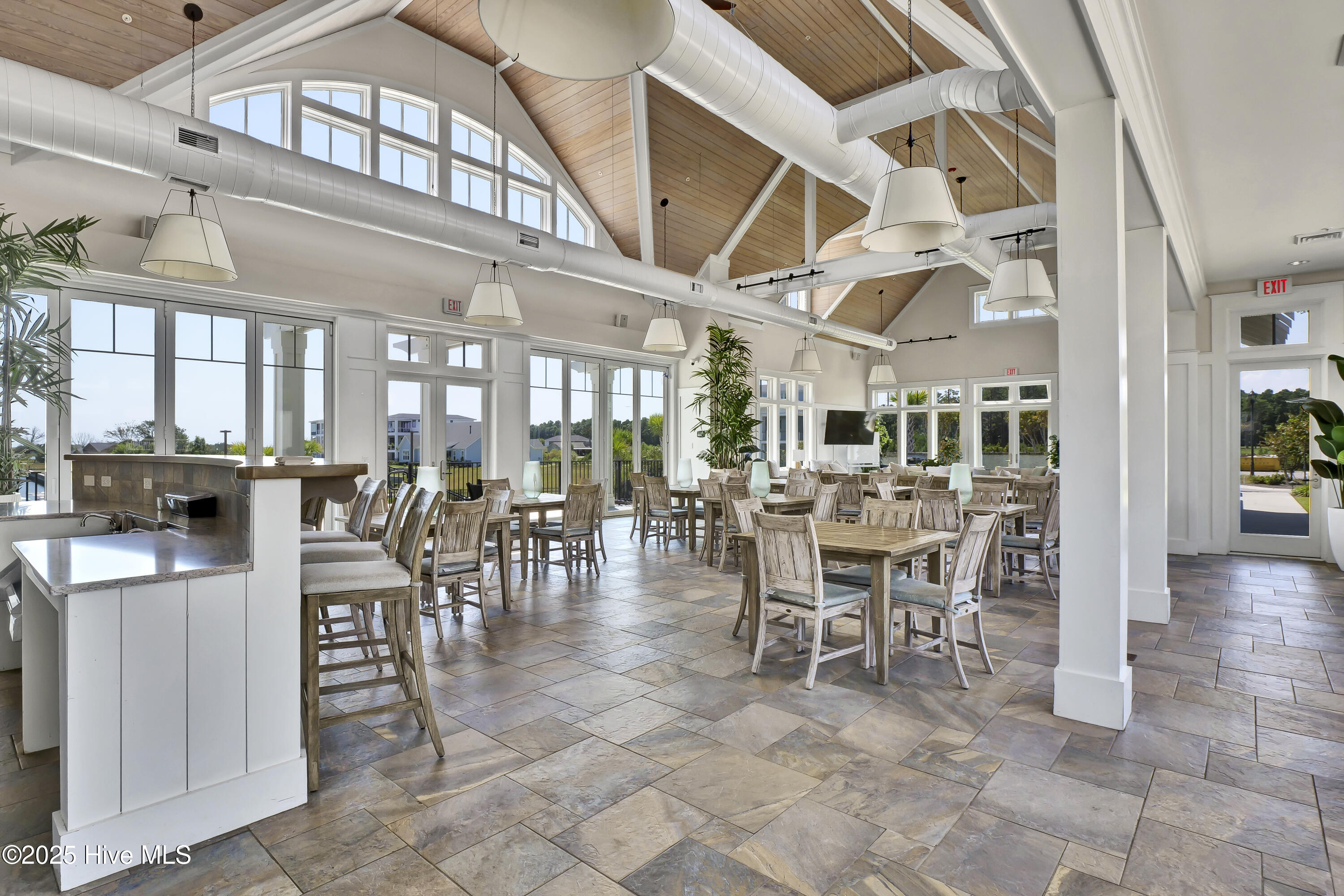 100557046 | Photo 51