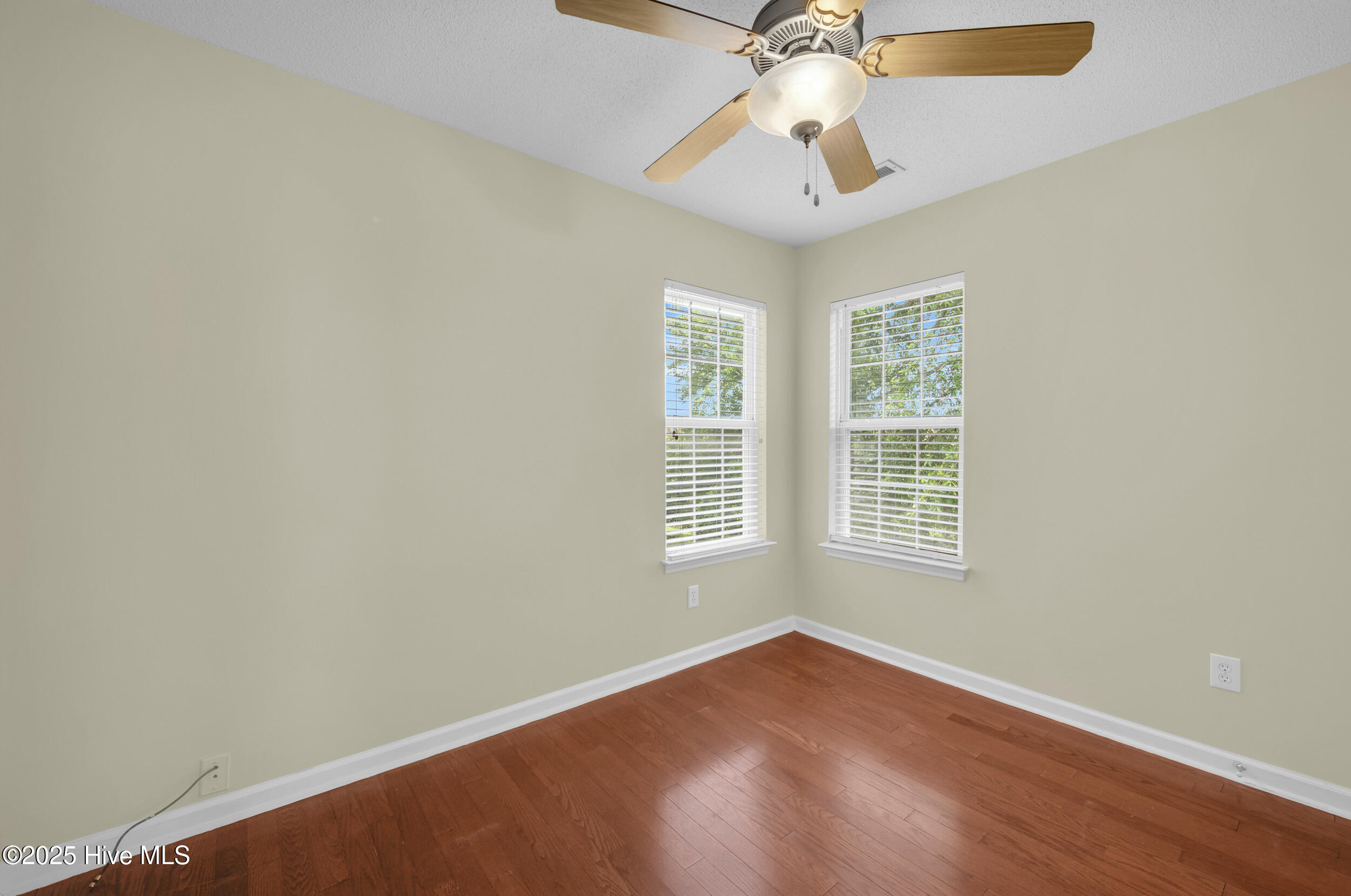 100532277 | Photo 33