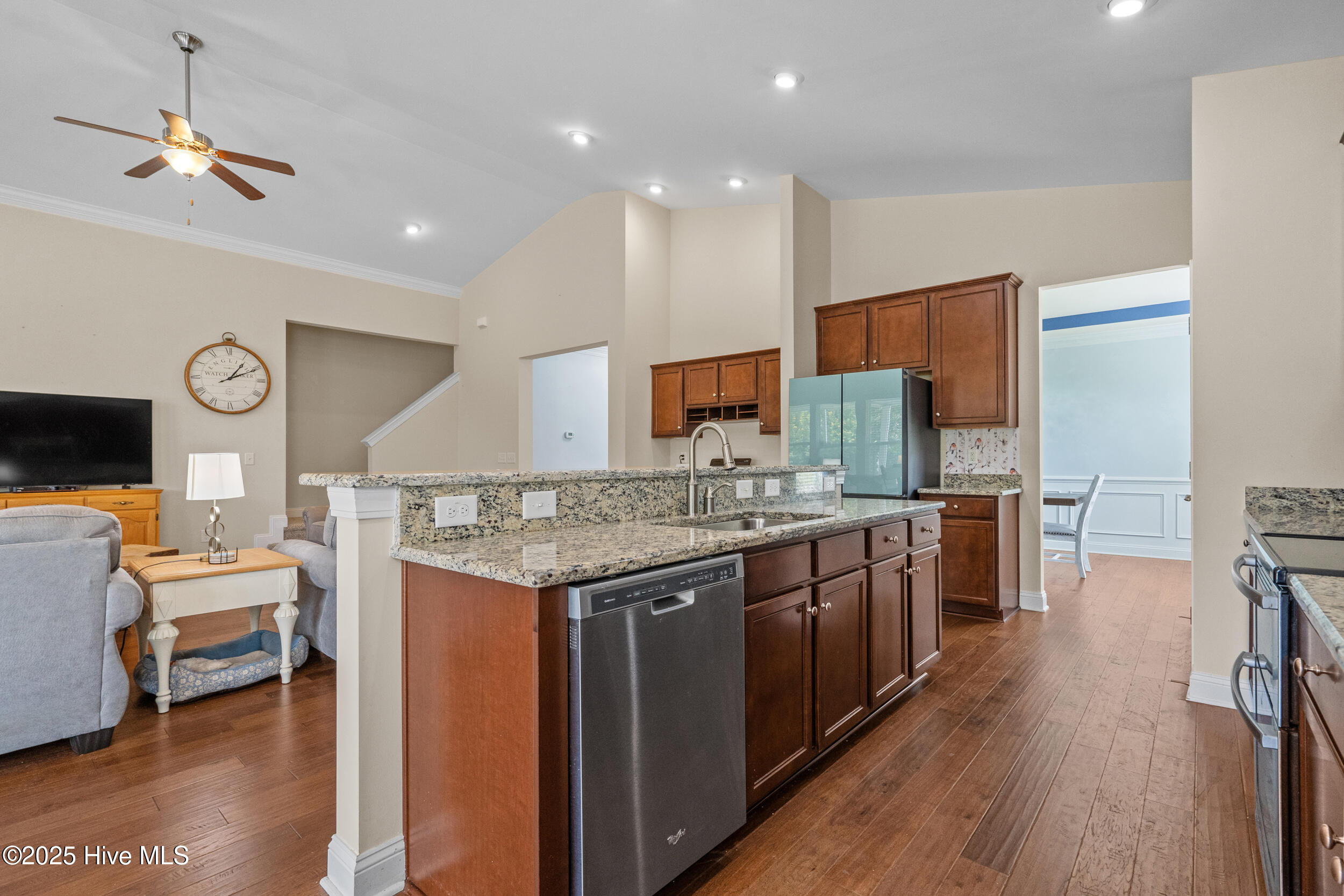 100527914 | Photo 14