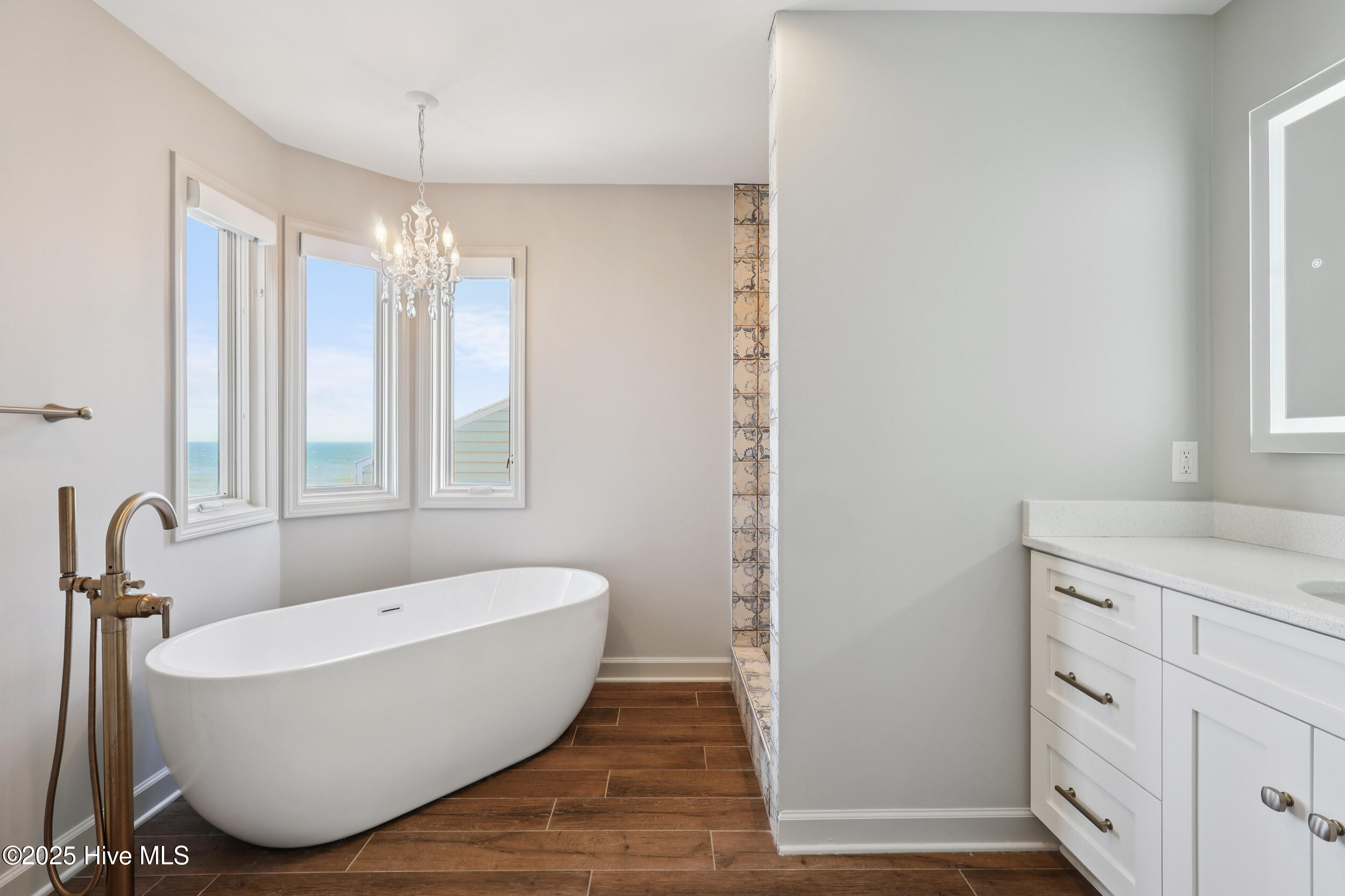 100518550 | Photo 17