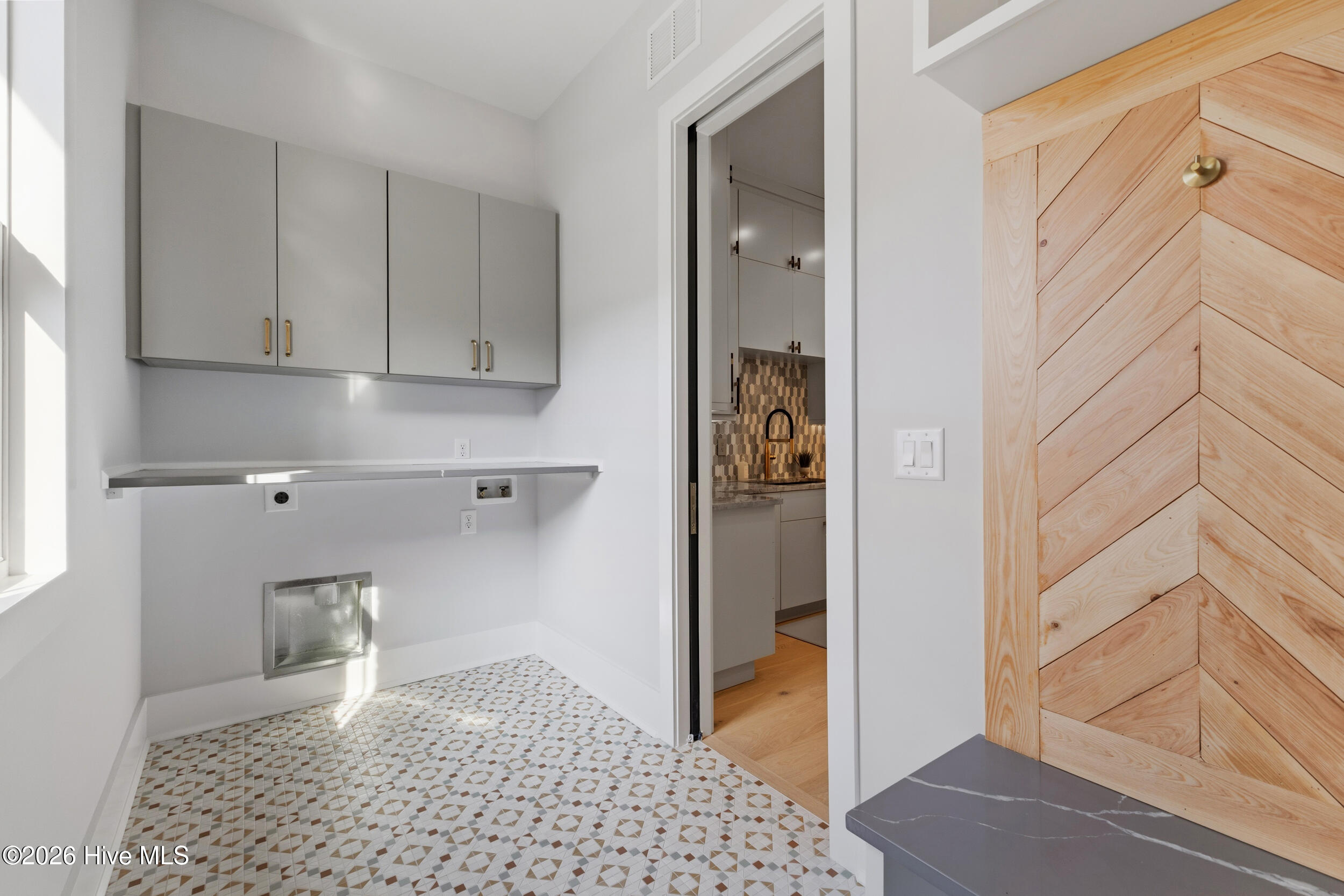 100556188 | Photo 17