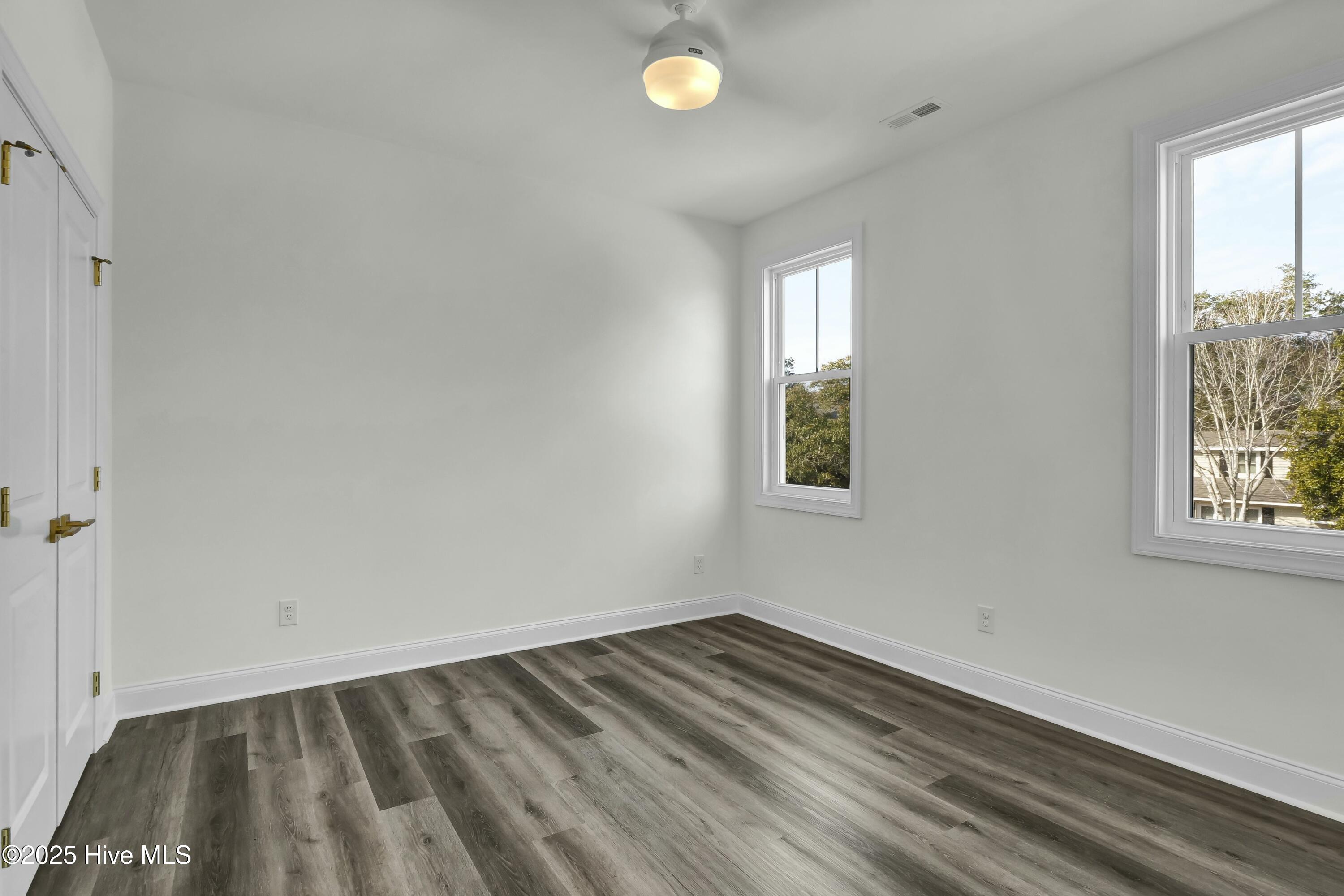 100486370 | Photo 23