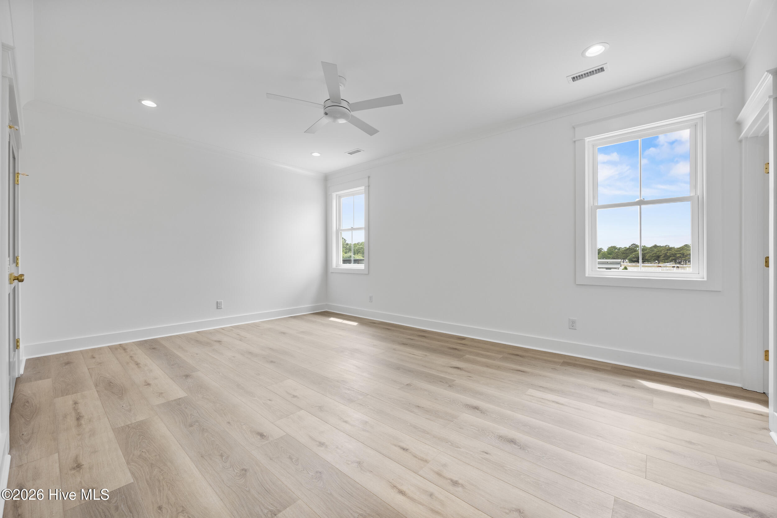 100570401 | Photo 35