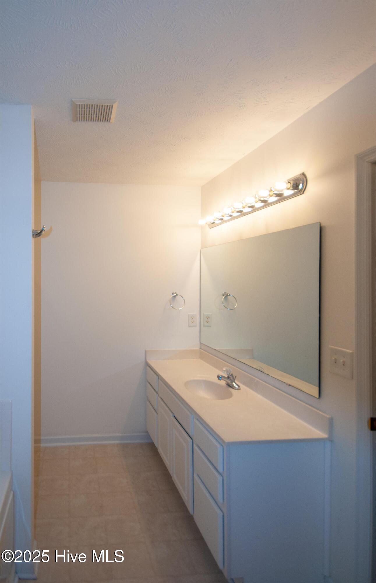 100532308 | Photo 11