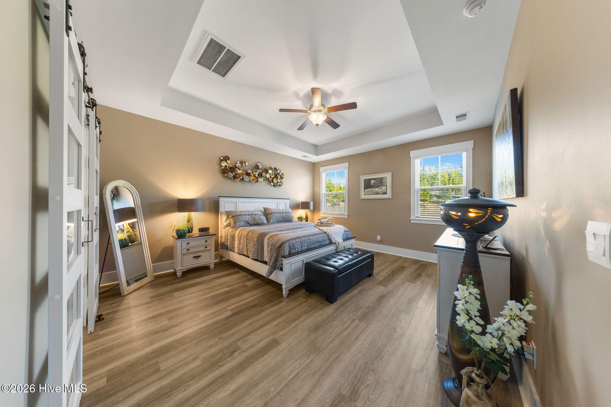 100554003 | Photo 33