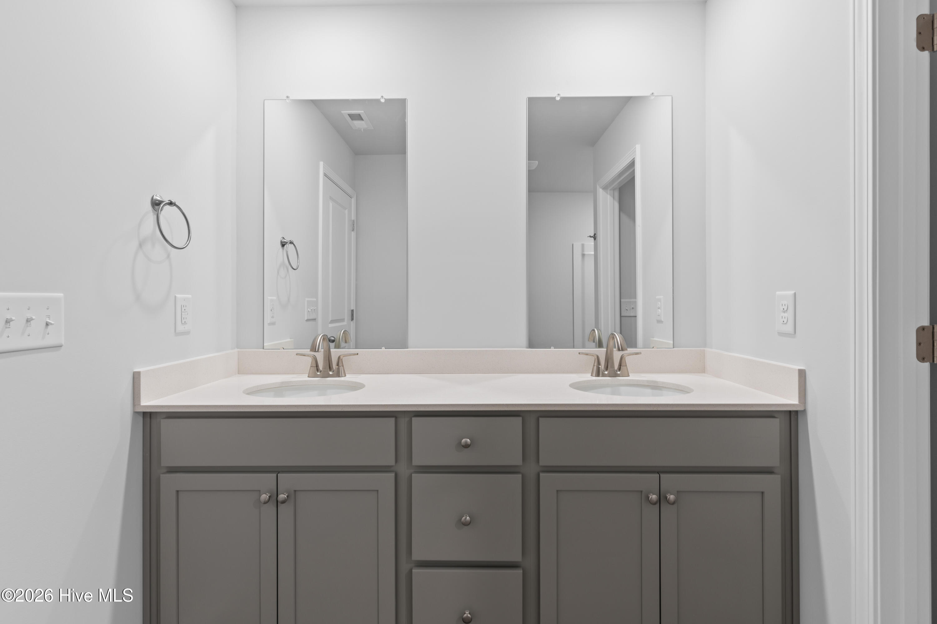 100538143 | Photo 23