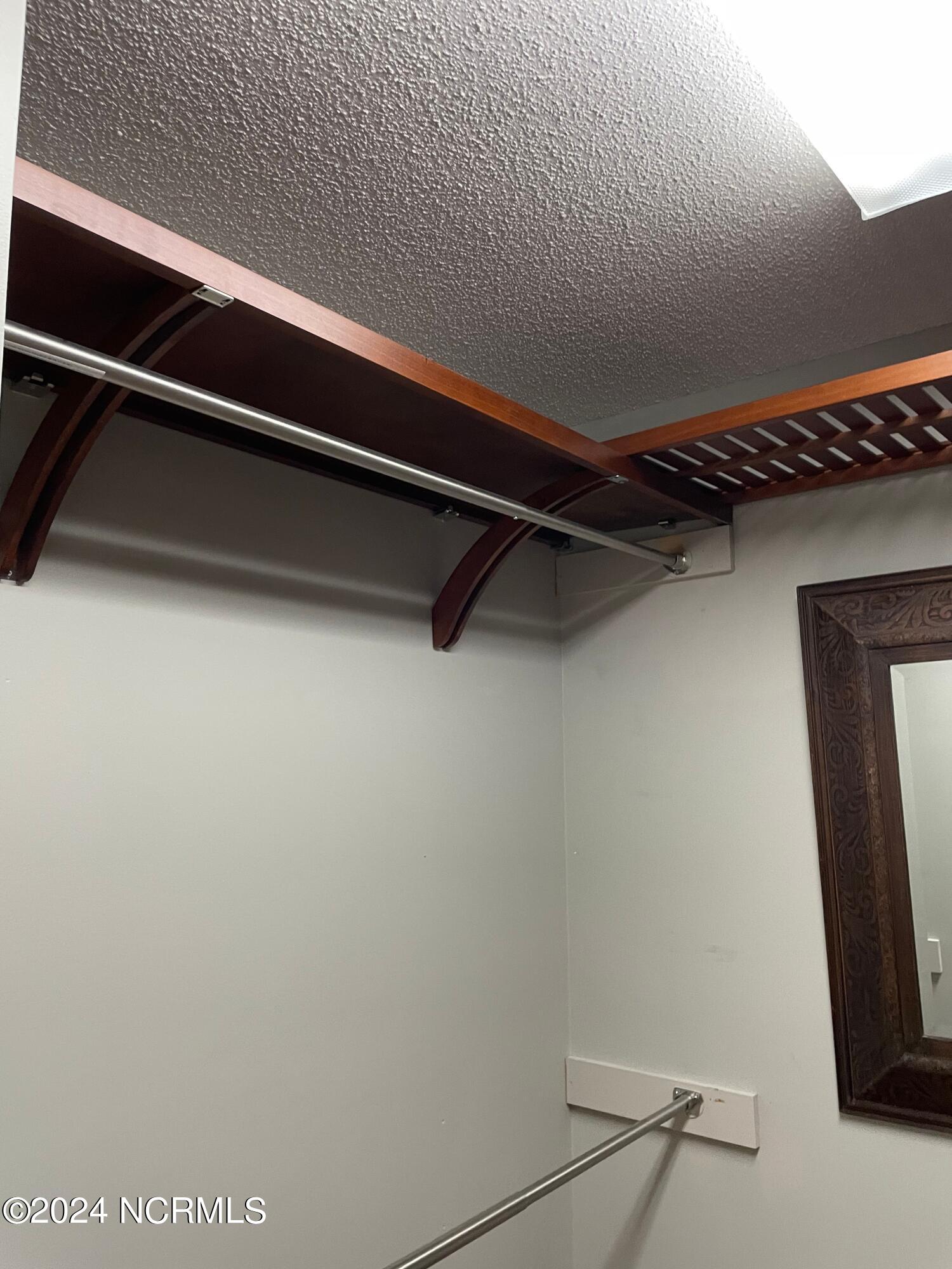 100560812 | Photo 24