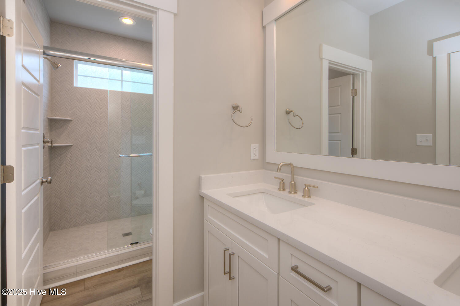 100502885 | Photo 19