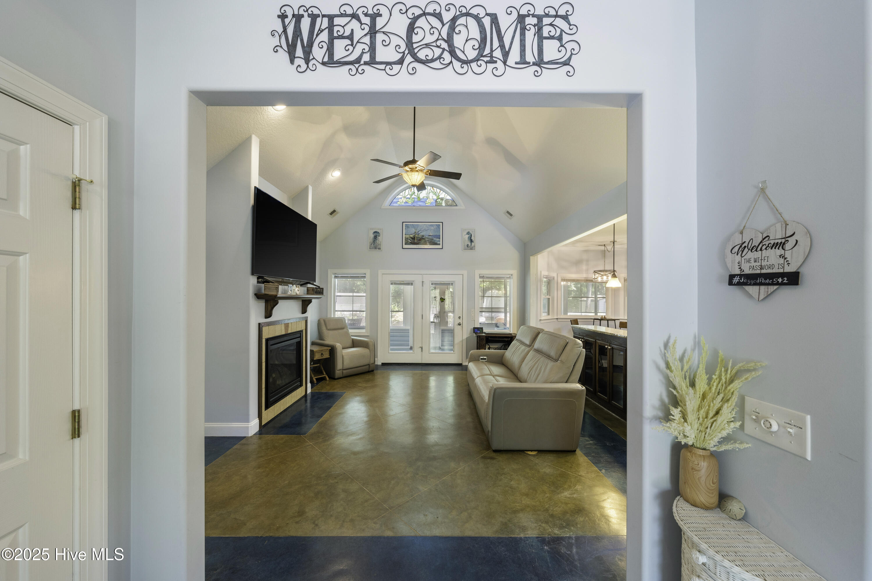 100487649 | Photo 16