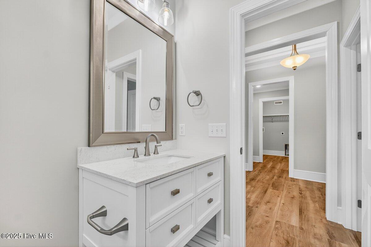 100545863 | Photo 48