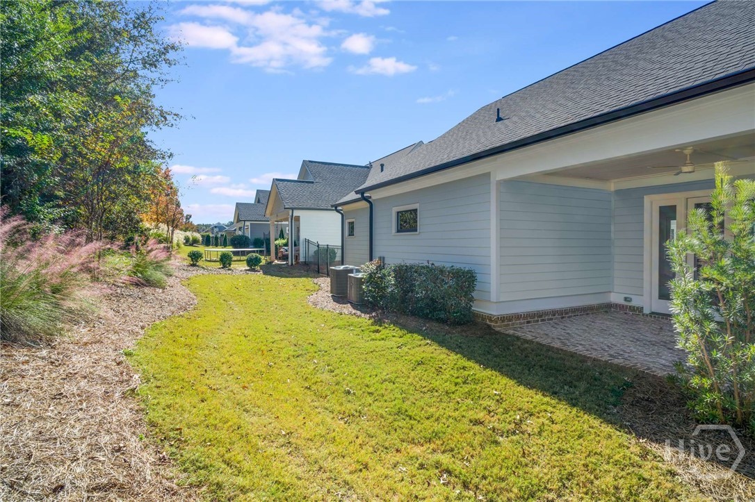 LOW MAINTENANCE LWAN  MAINTAINED BY HOA