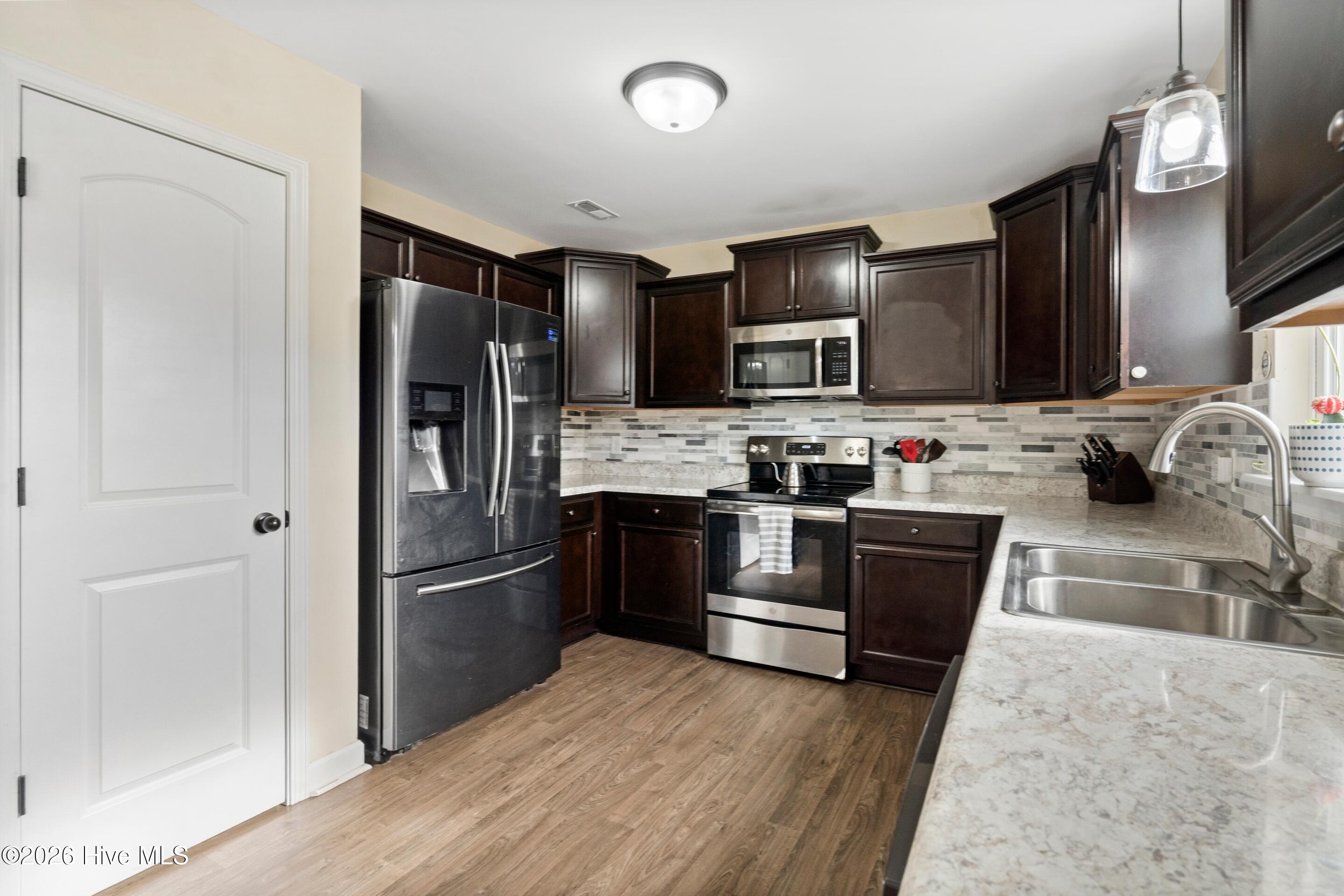 100548782 | Photo 10