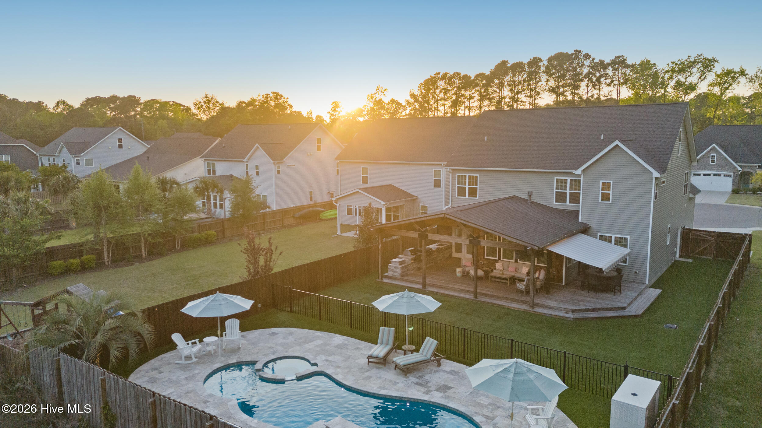 100566940 | Photo 95