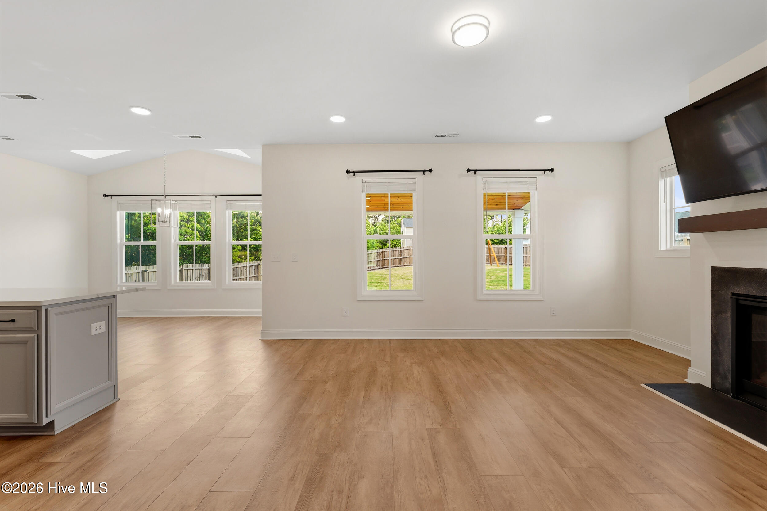 100570629 | Photo 18