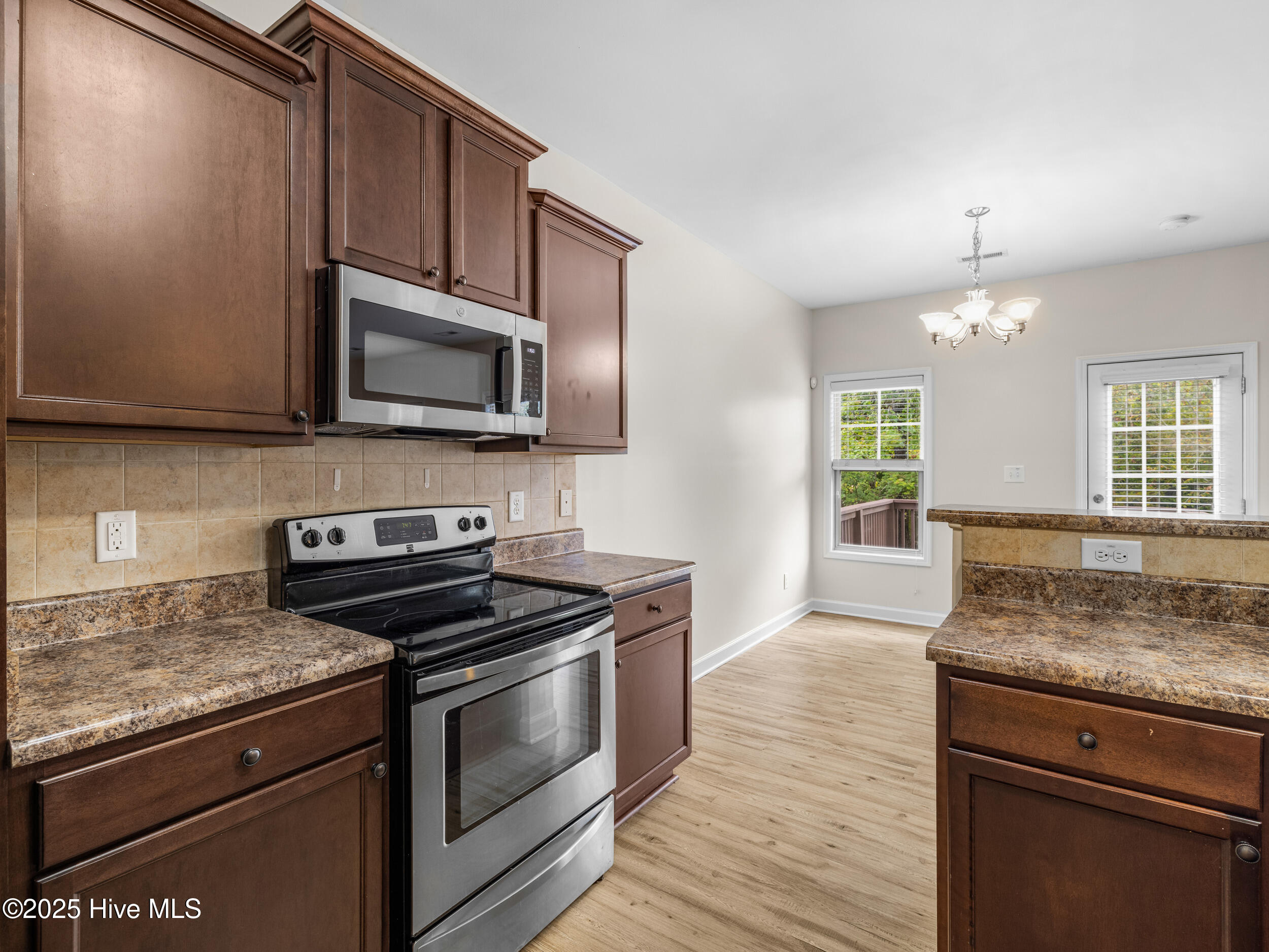 100533825 | Photo 19