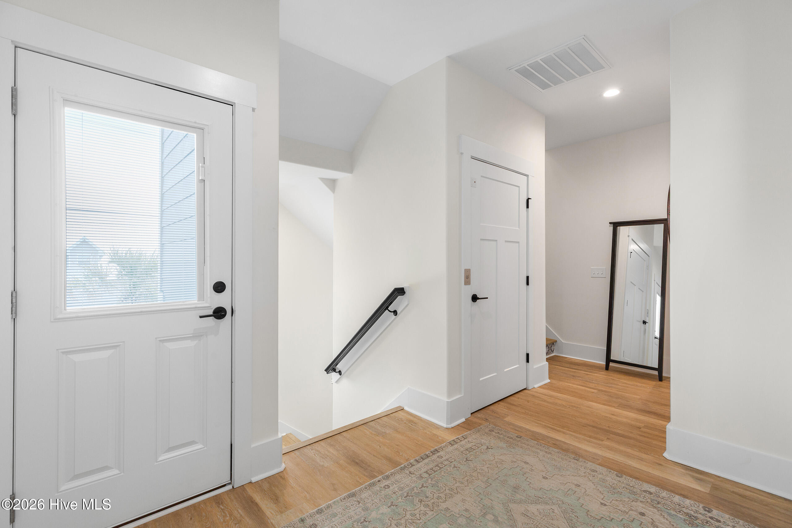 100562975 | Photo 42