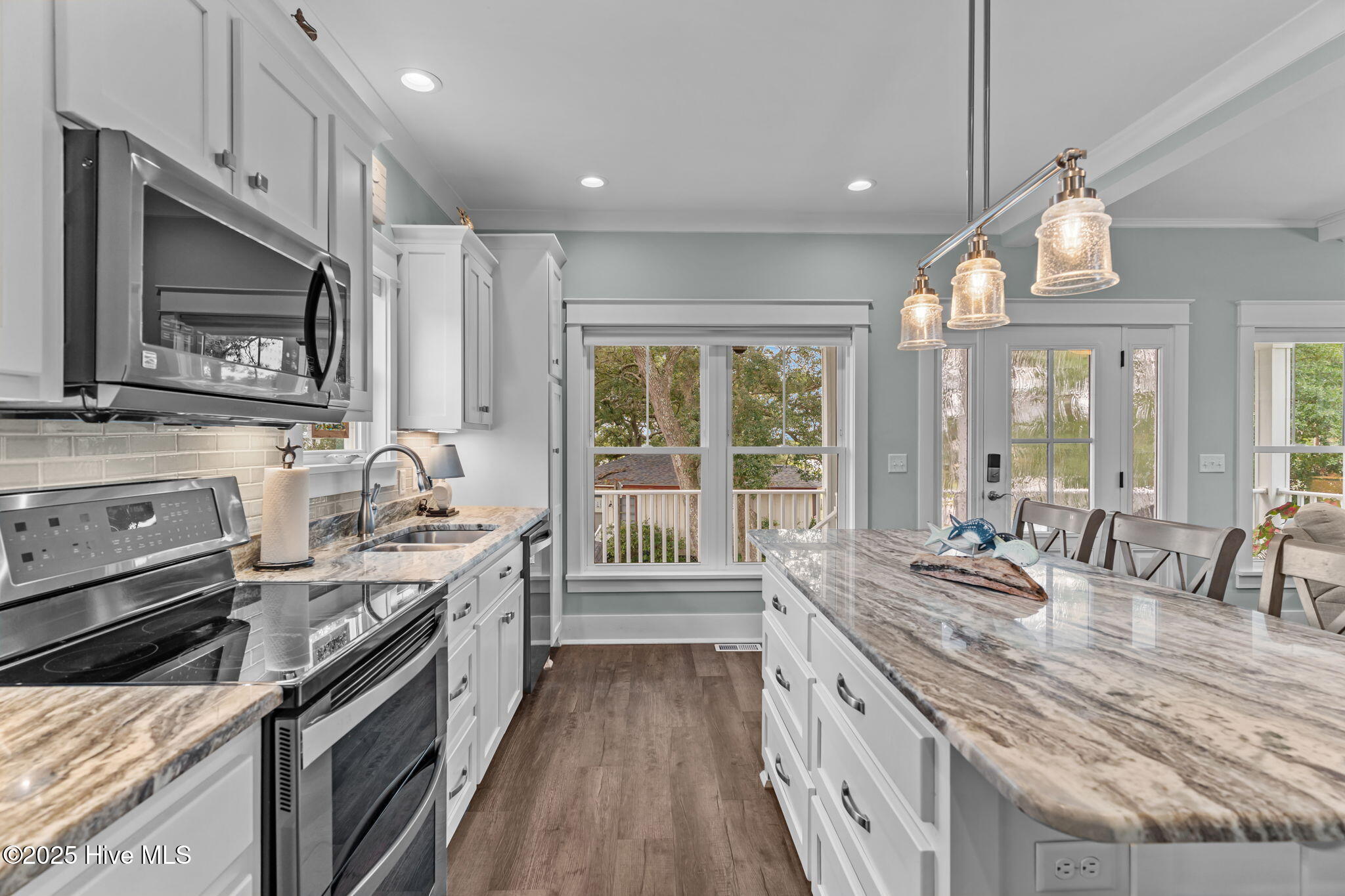 100565995 | Photo 13