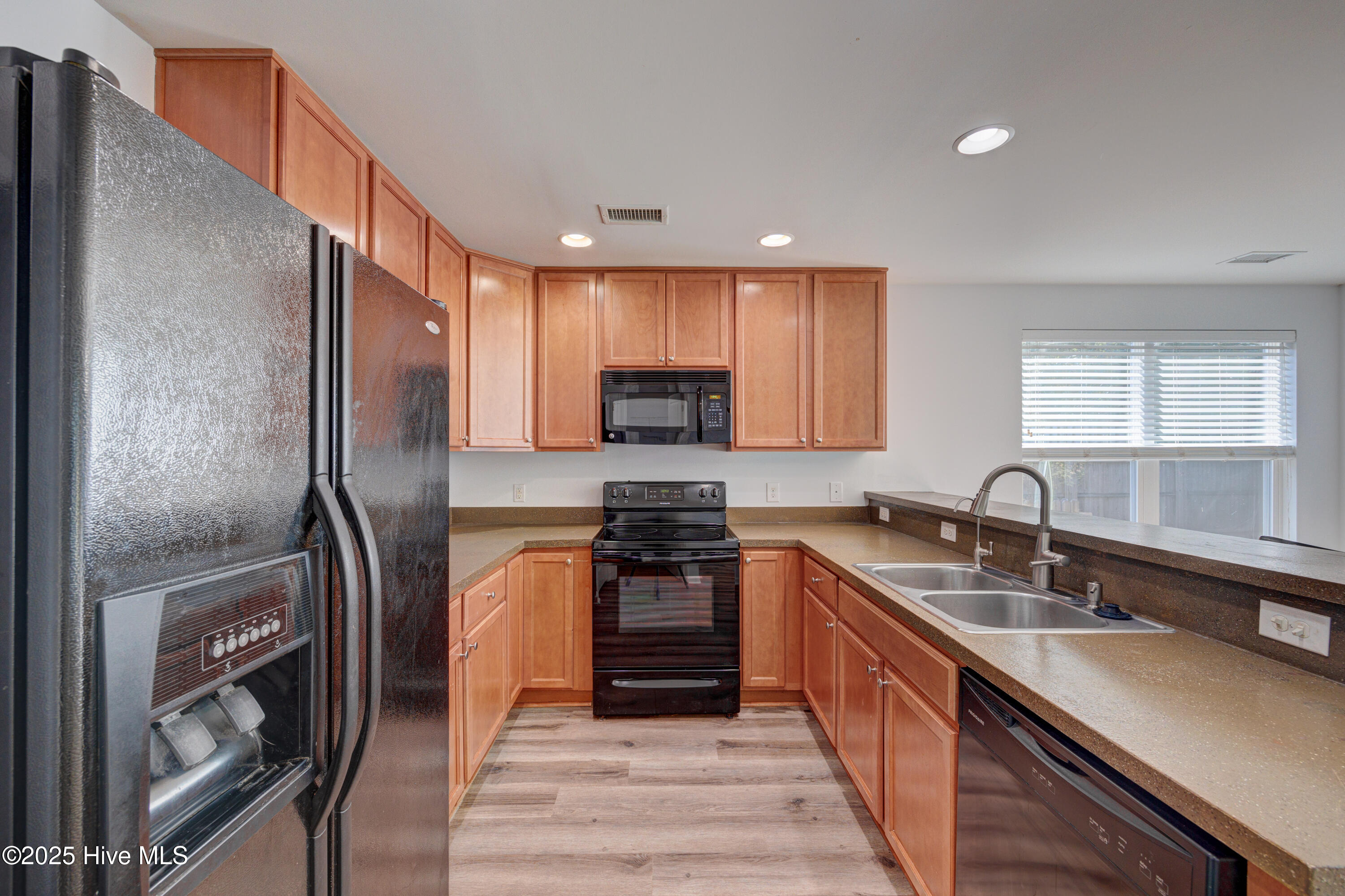 100530947 | Photo 17