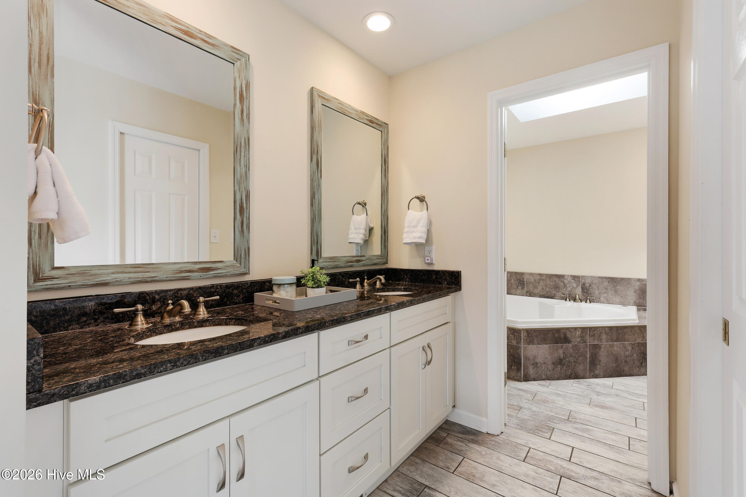 100561472 | Photo 28