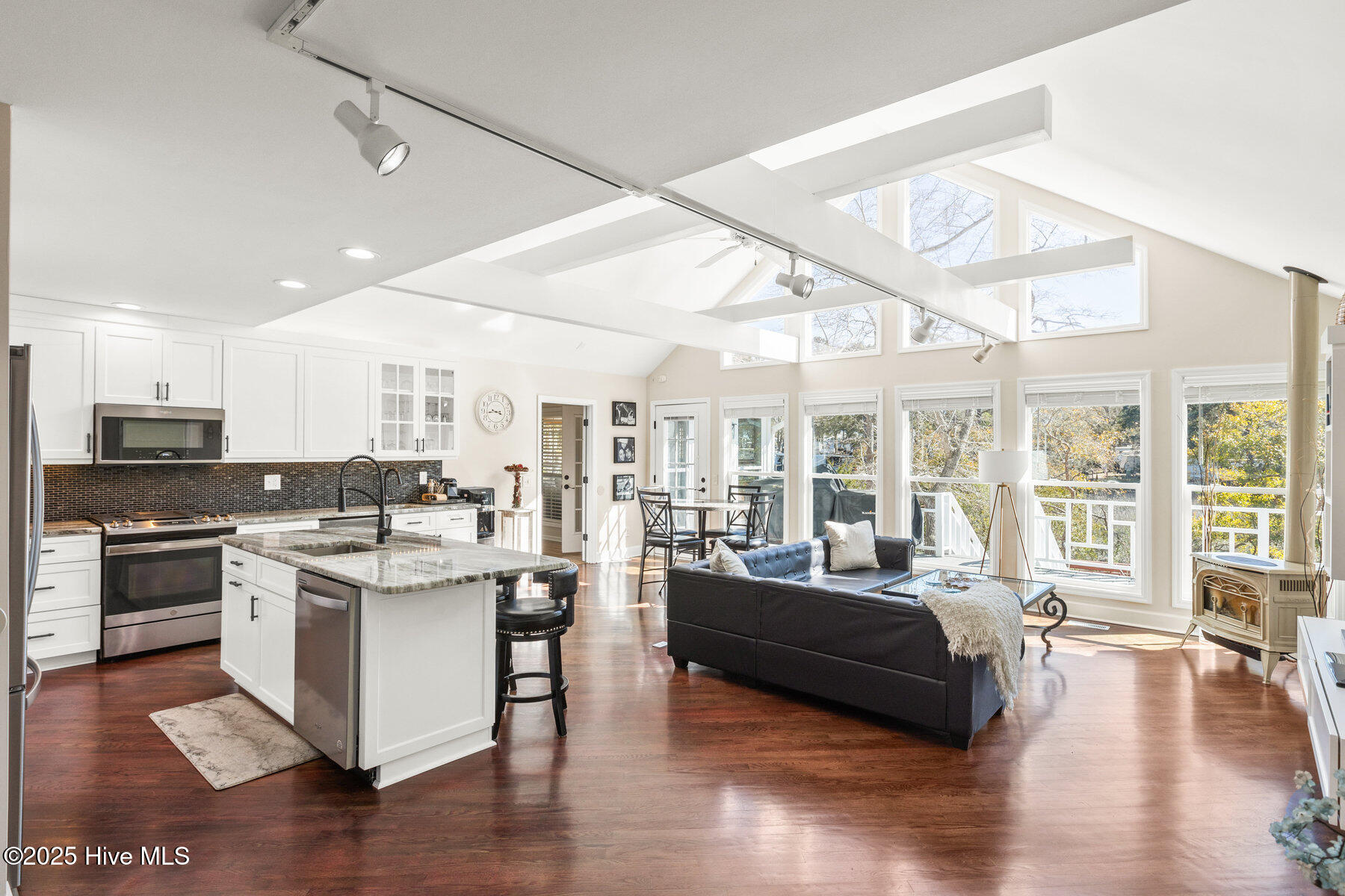 100497400 | Photo 10