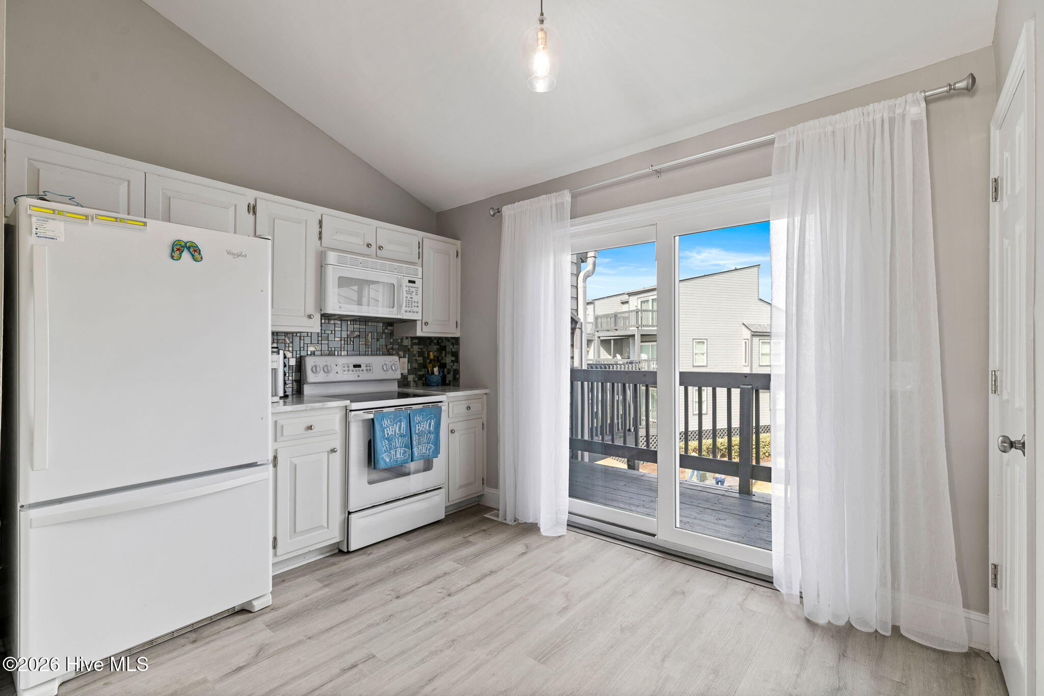 100555700 | Photo 11