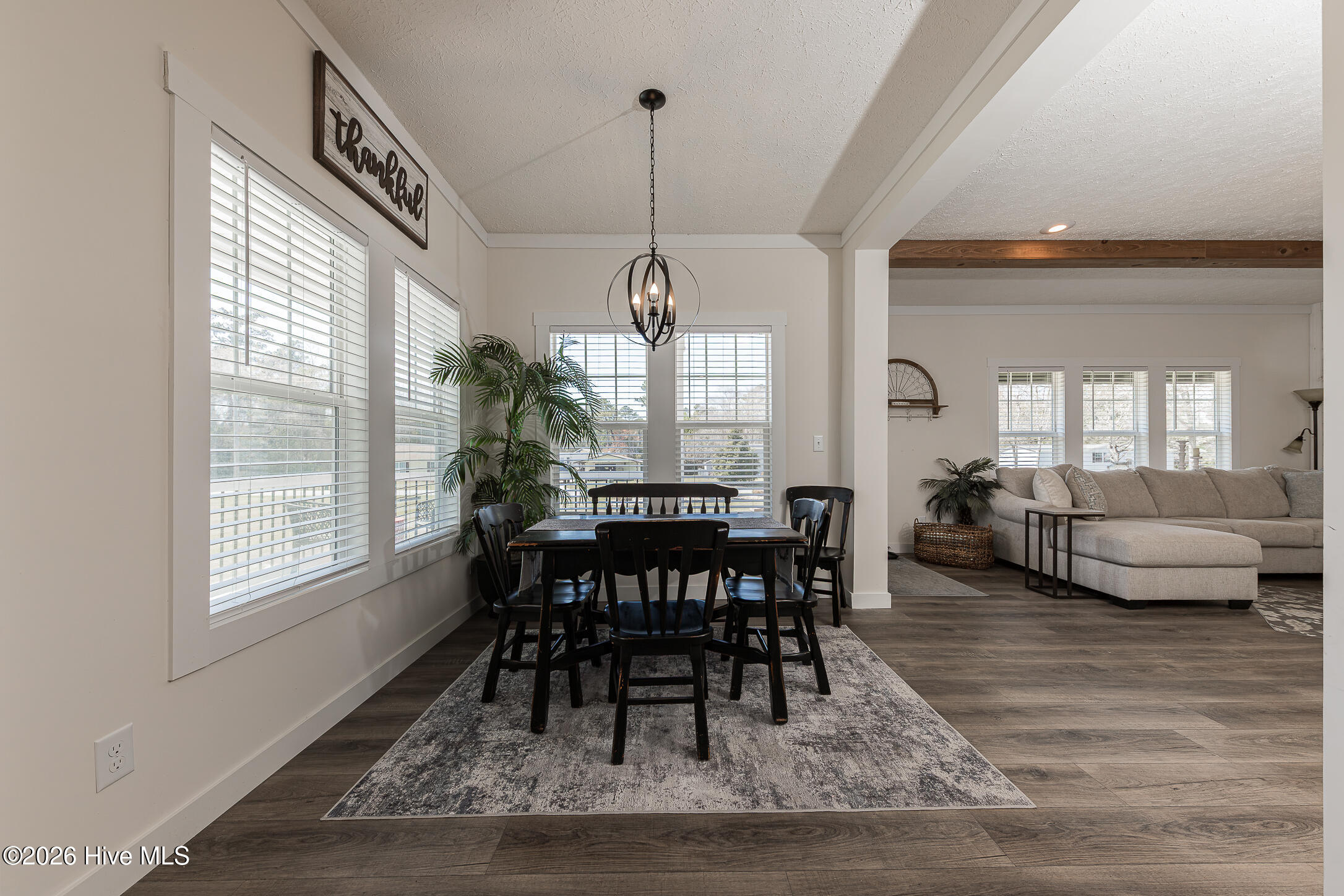 100563969 | Photo 25