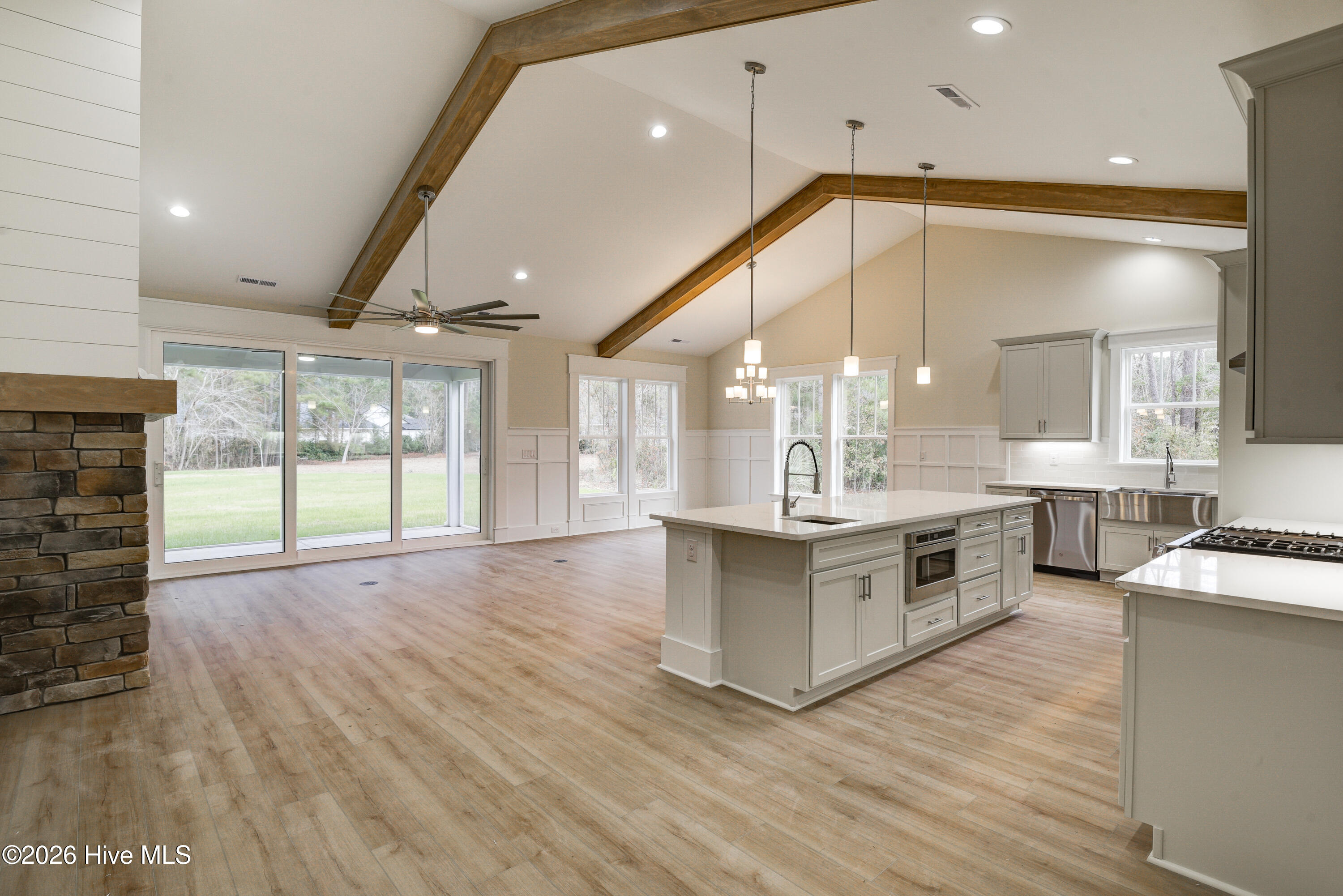 100547113 | Photo 11