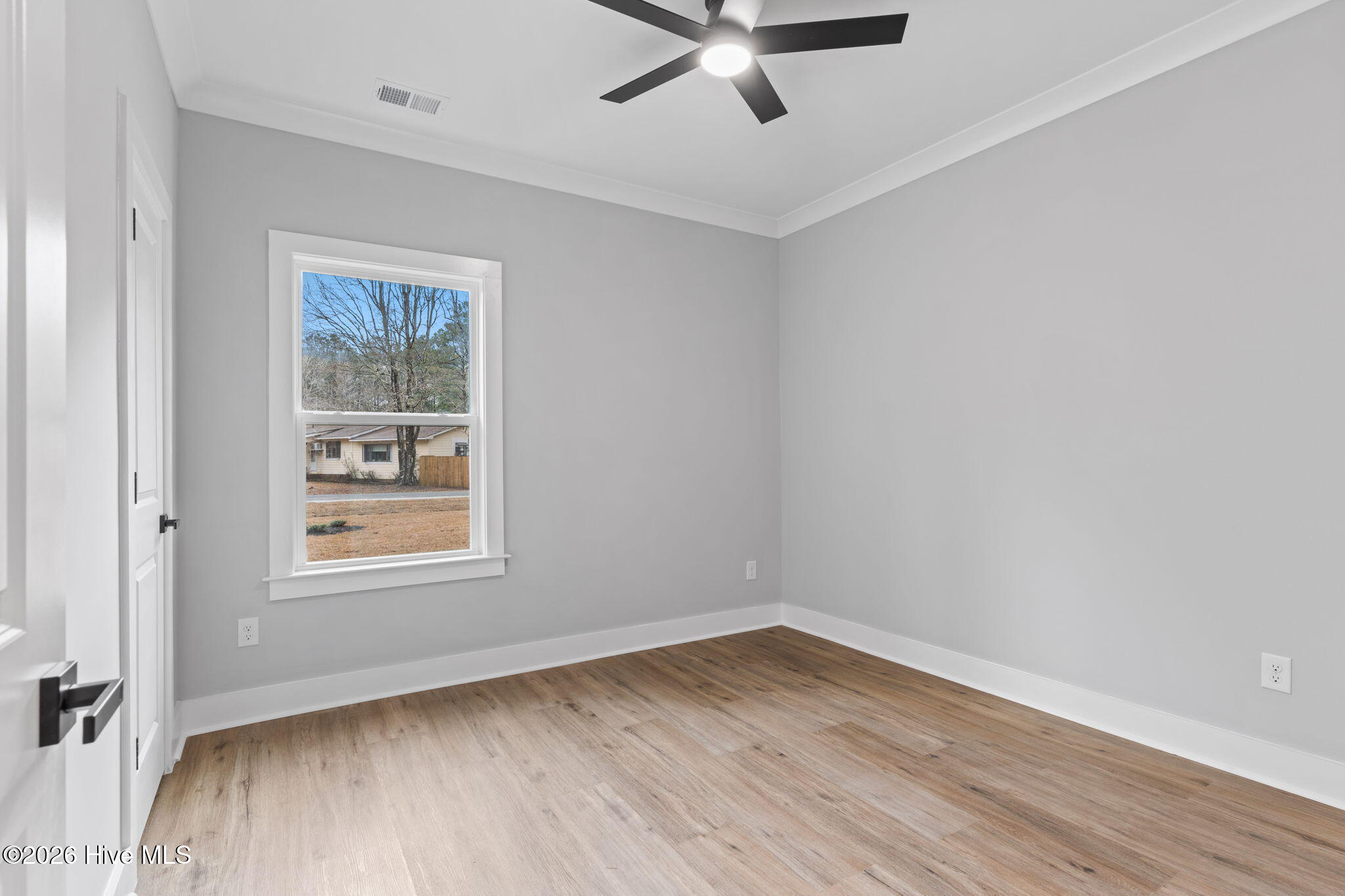 100557701 | Photo 51