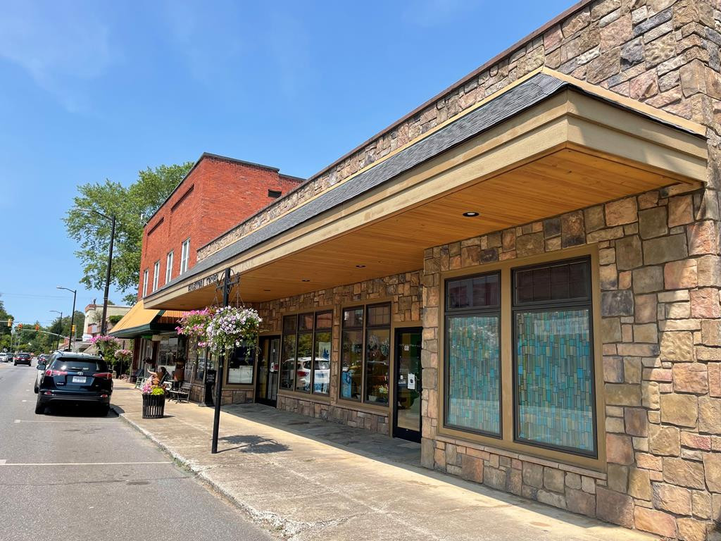 995 Main Street