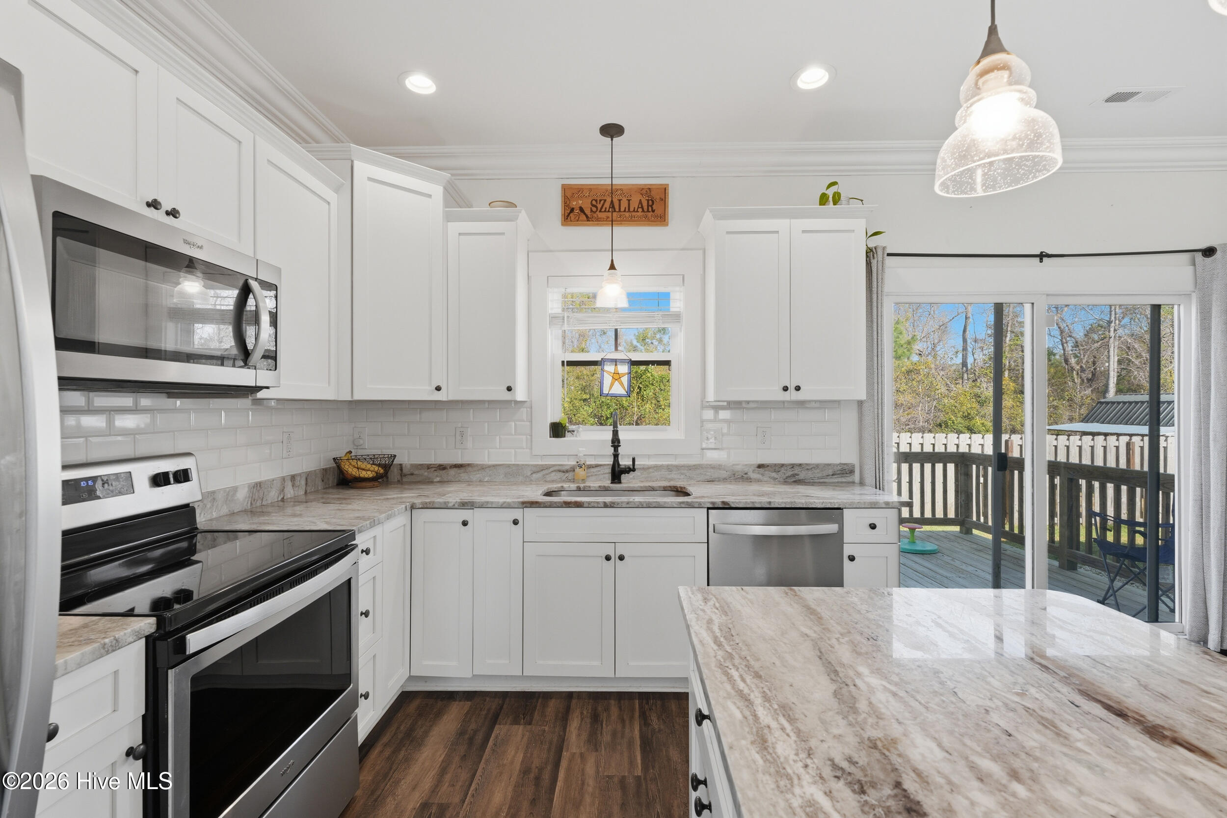 100562917 | Photo 22