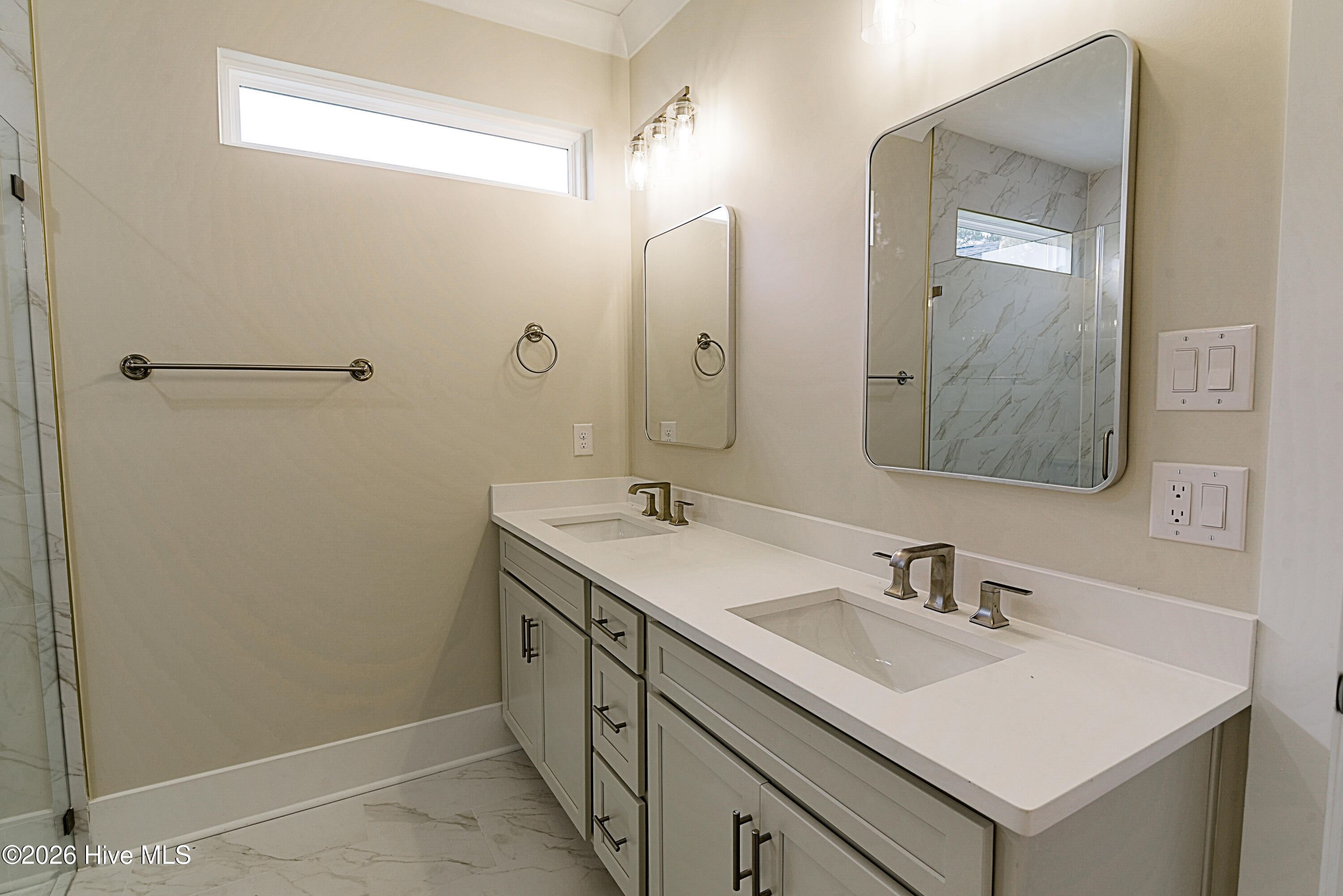 100547113 | Photo 32