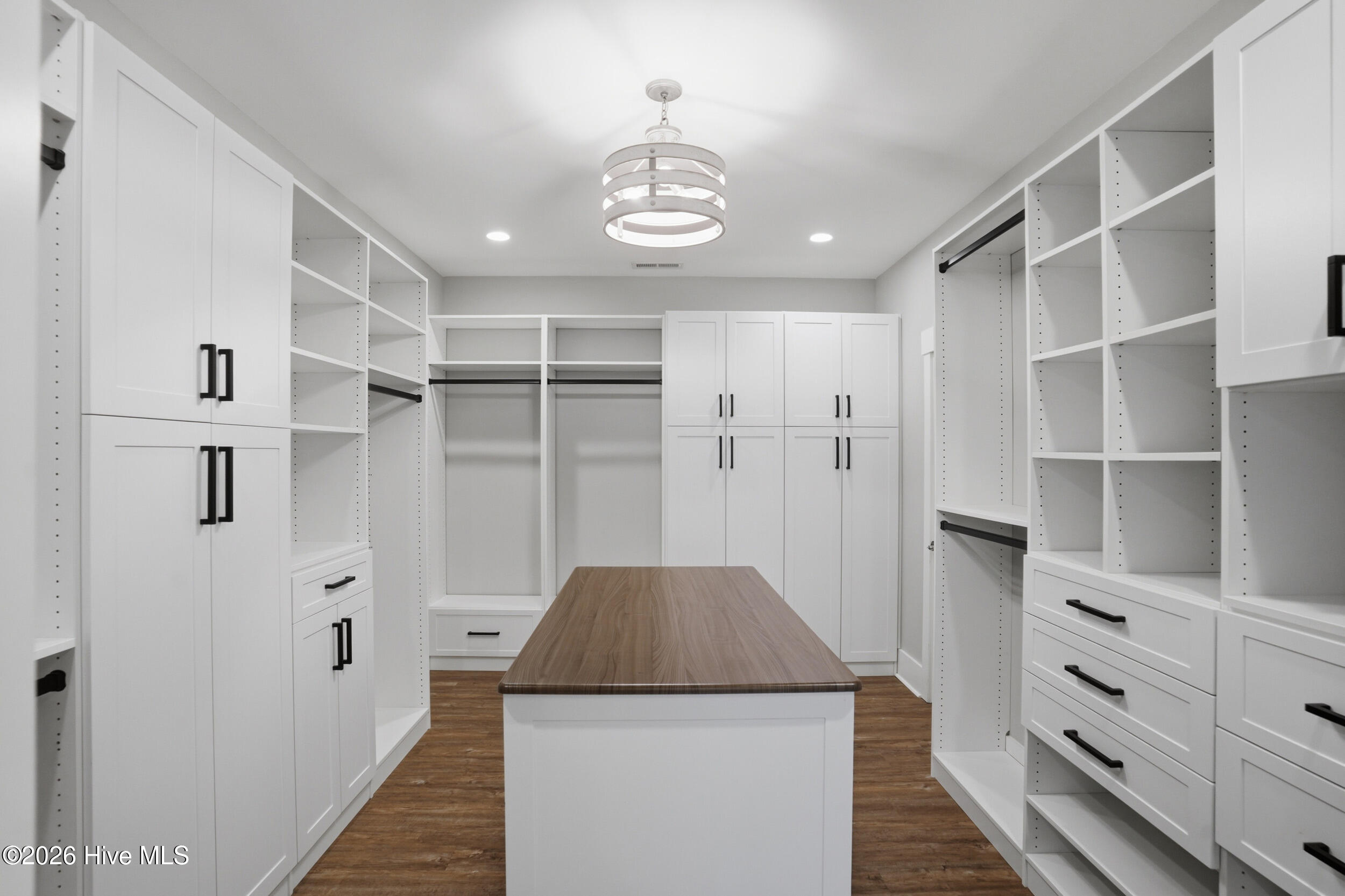 100561233 | Photo 25