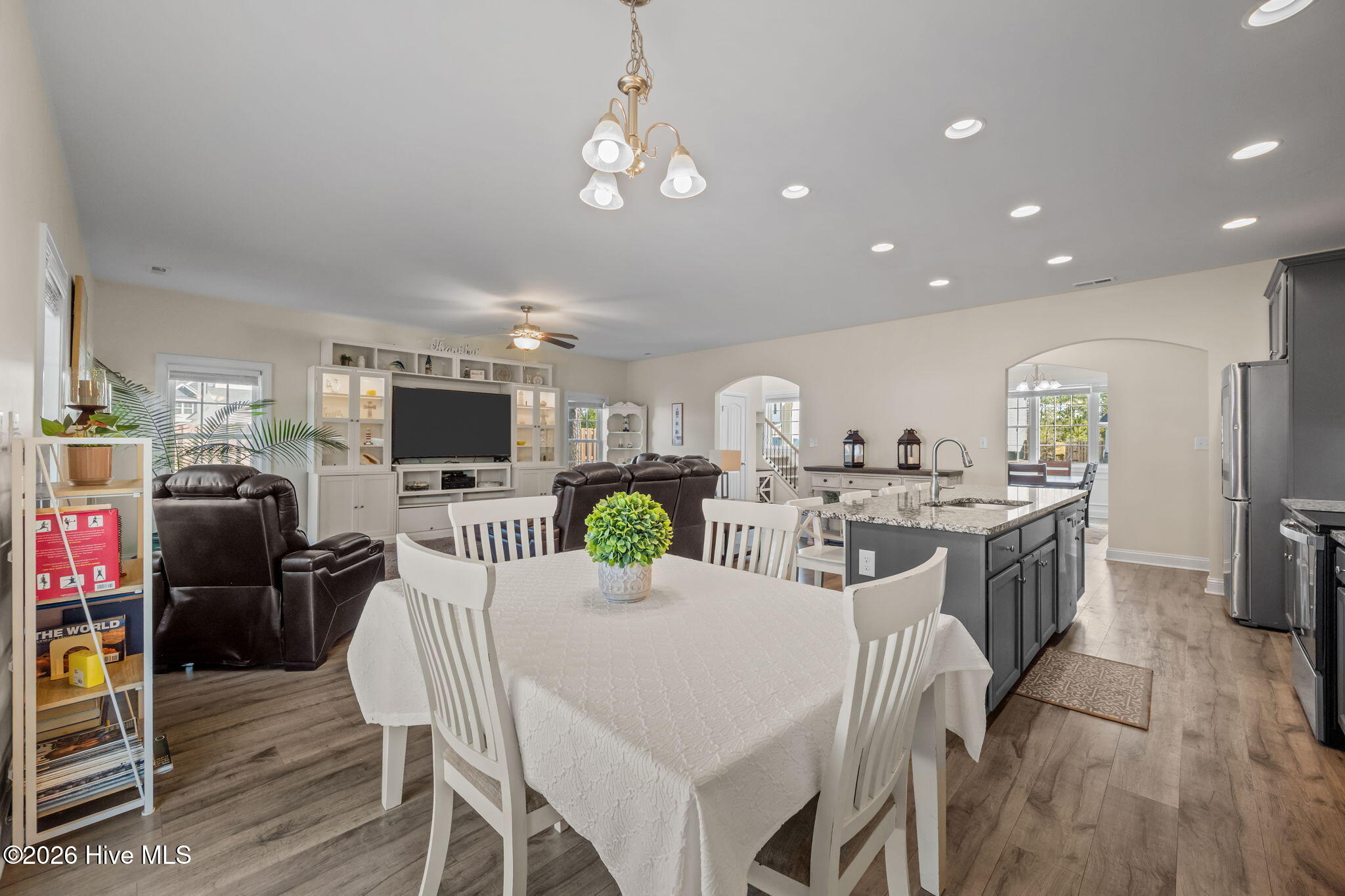 100554000 | Photo 19