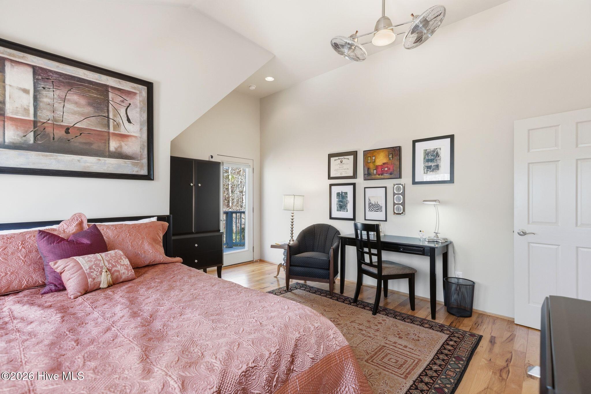 100555834 | Photo 99