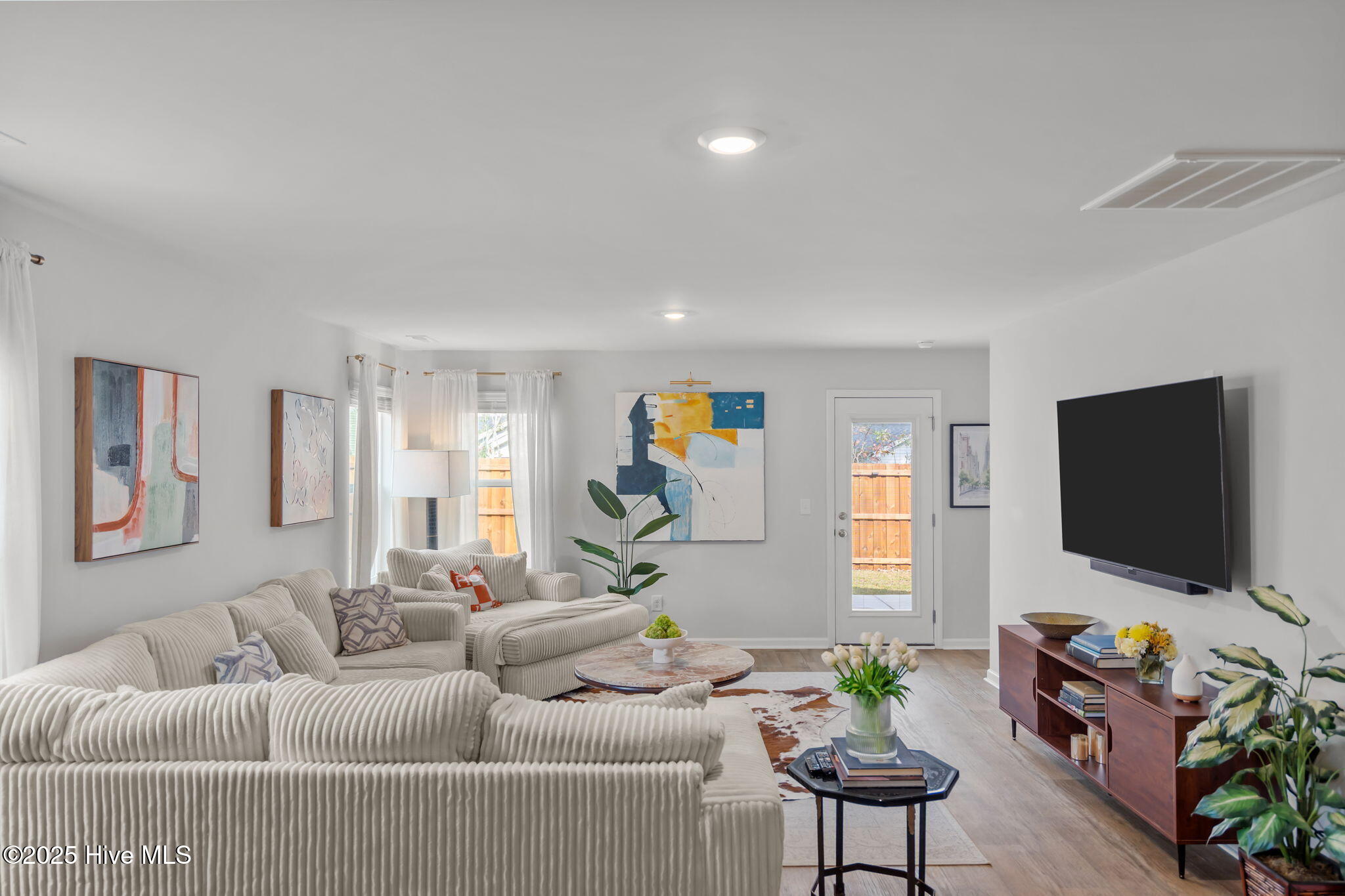 100542691 | Photo 11