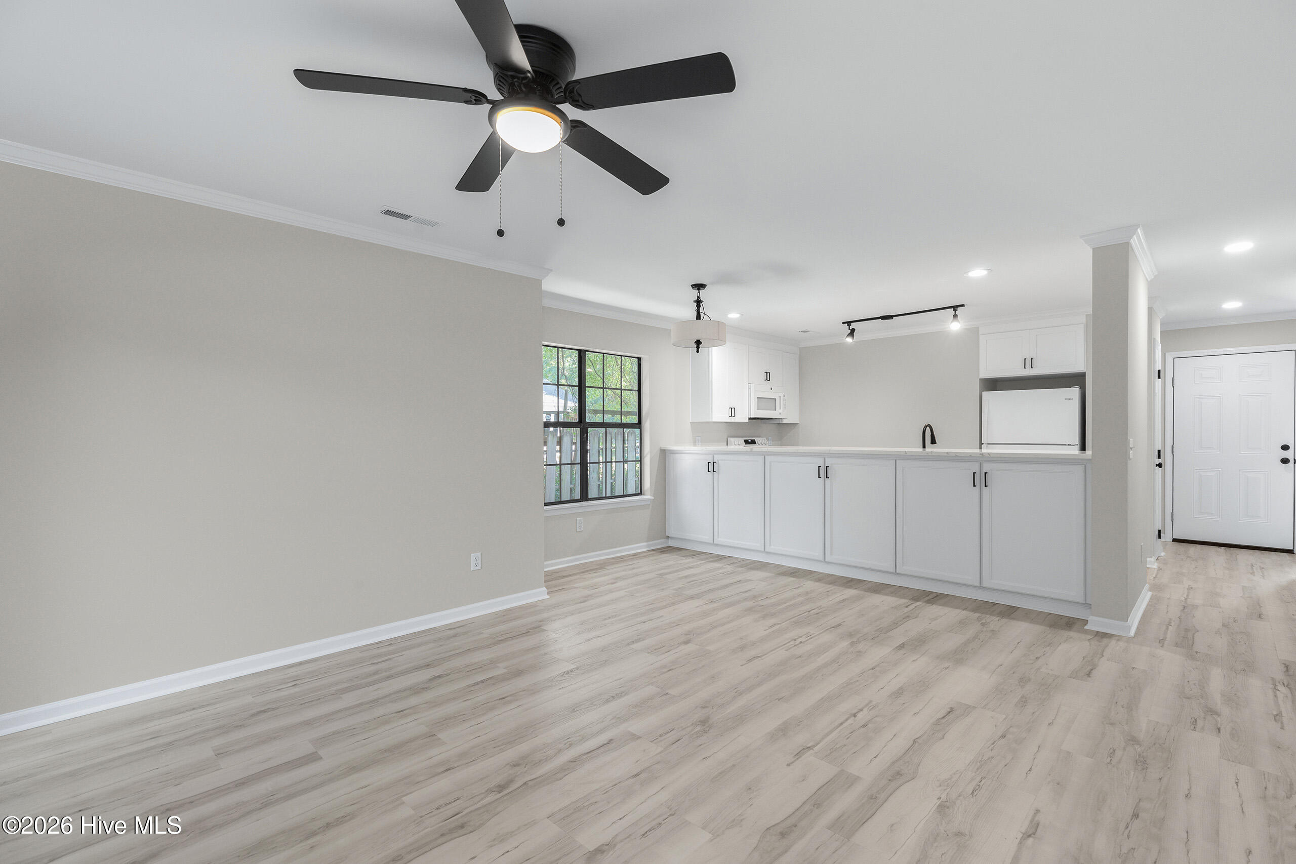 100581951 | Photo 12