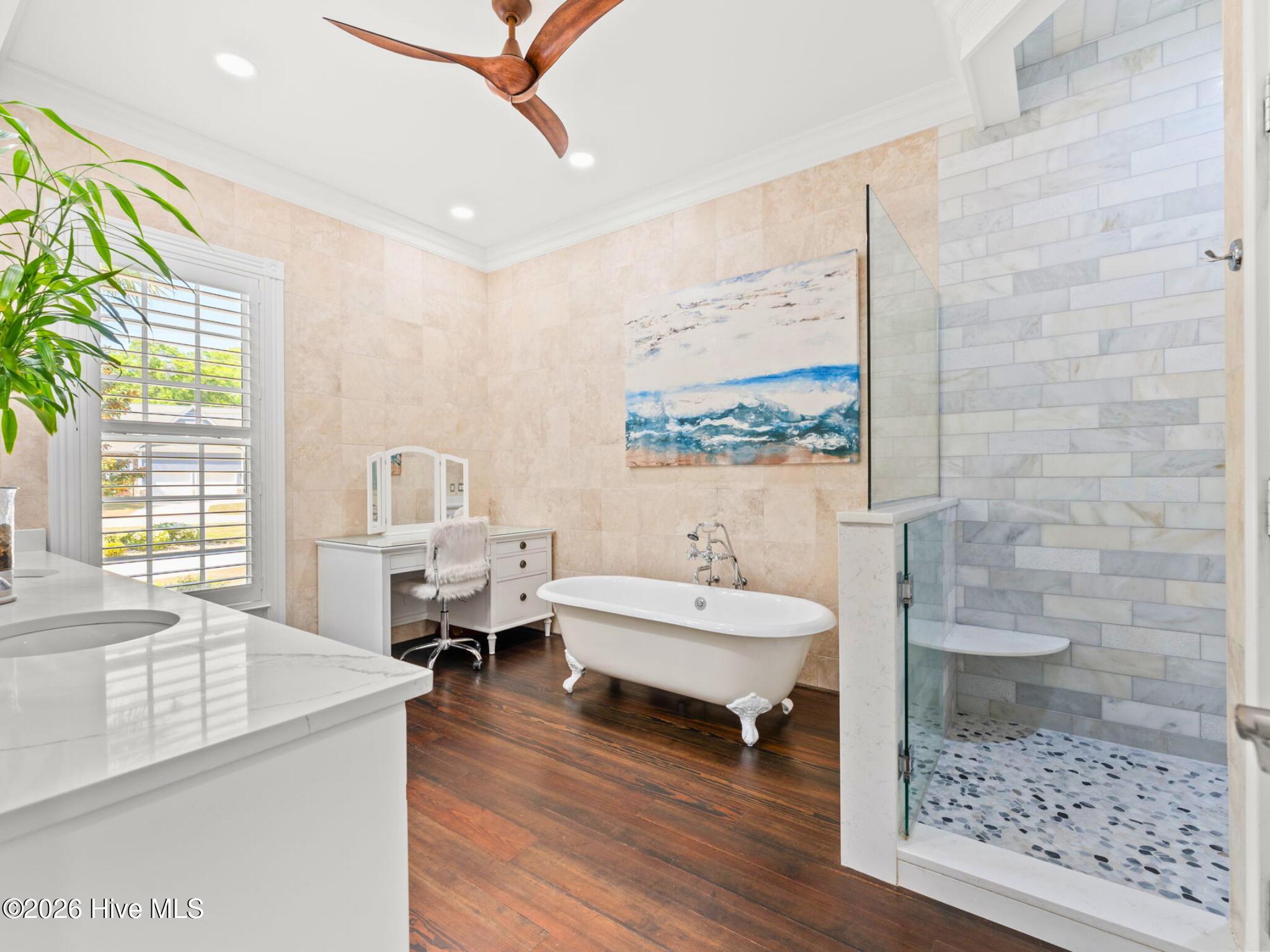 100568629 | Photo 36