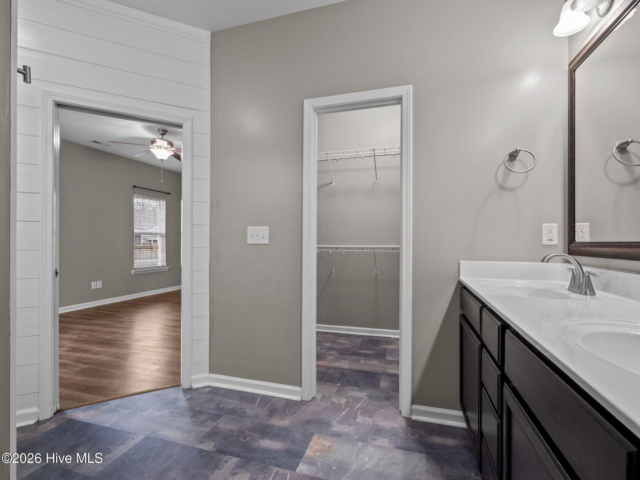 100552892 | Photo 22