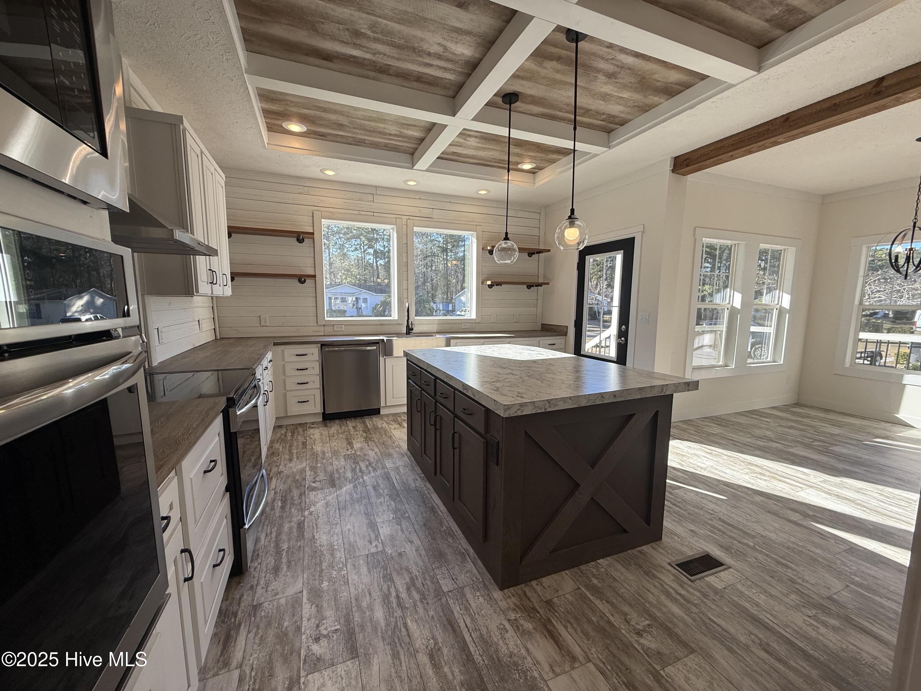 100558282 | Photo 14