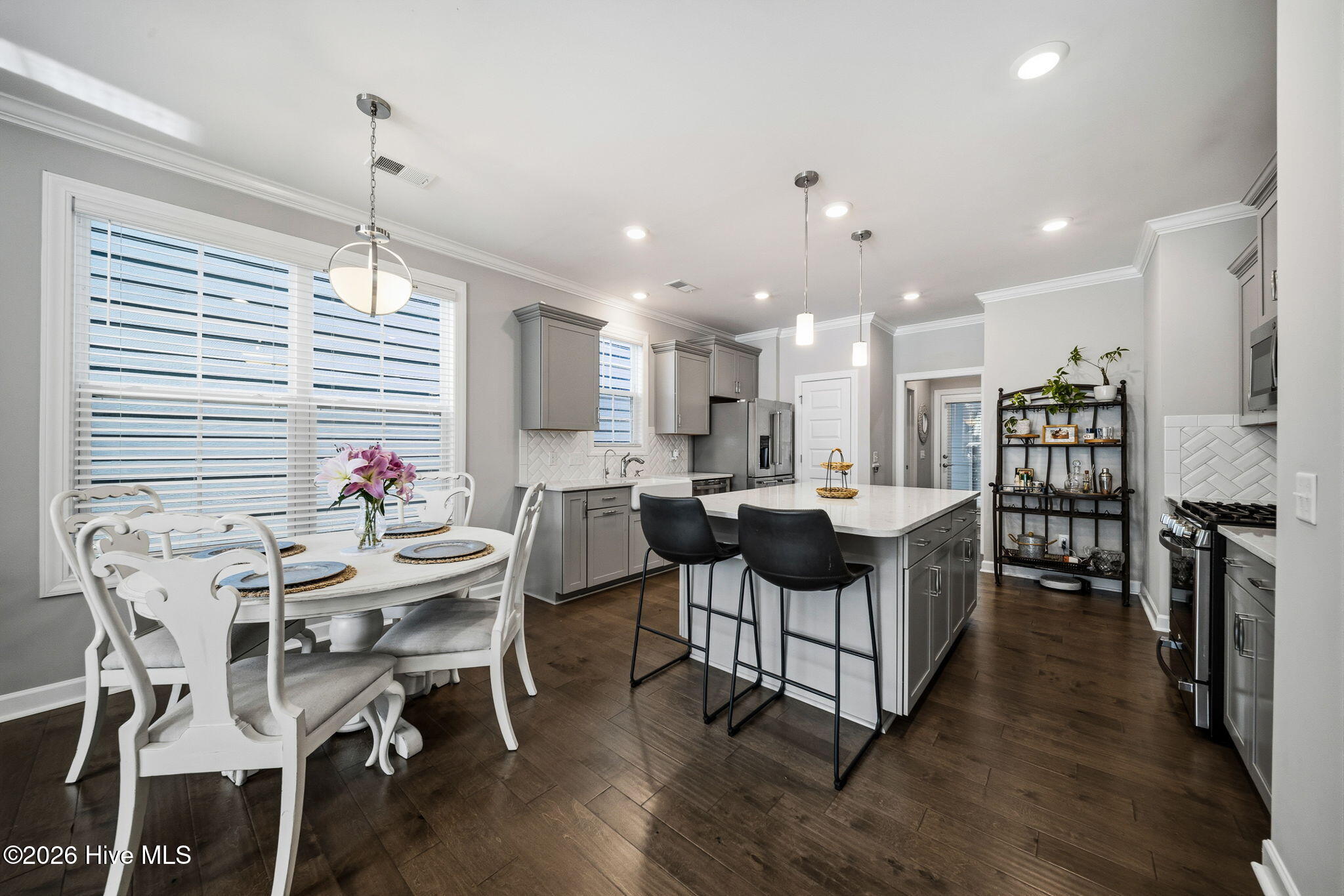 100563185 | Photo 12