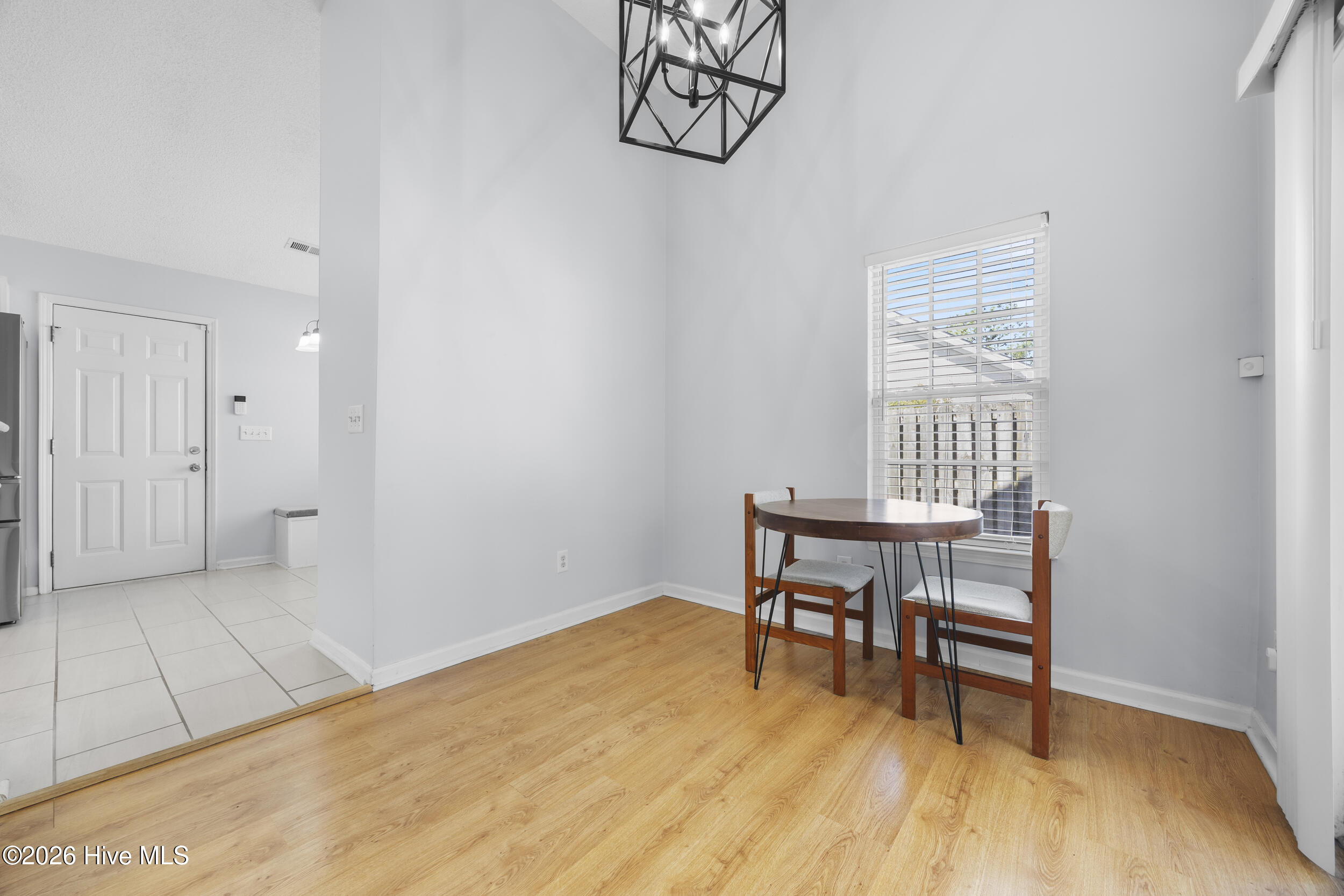 100565263 | Photo 16