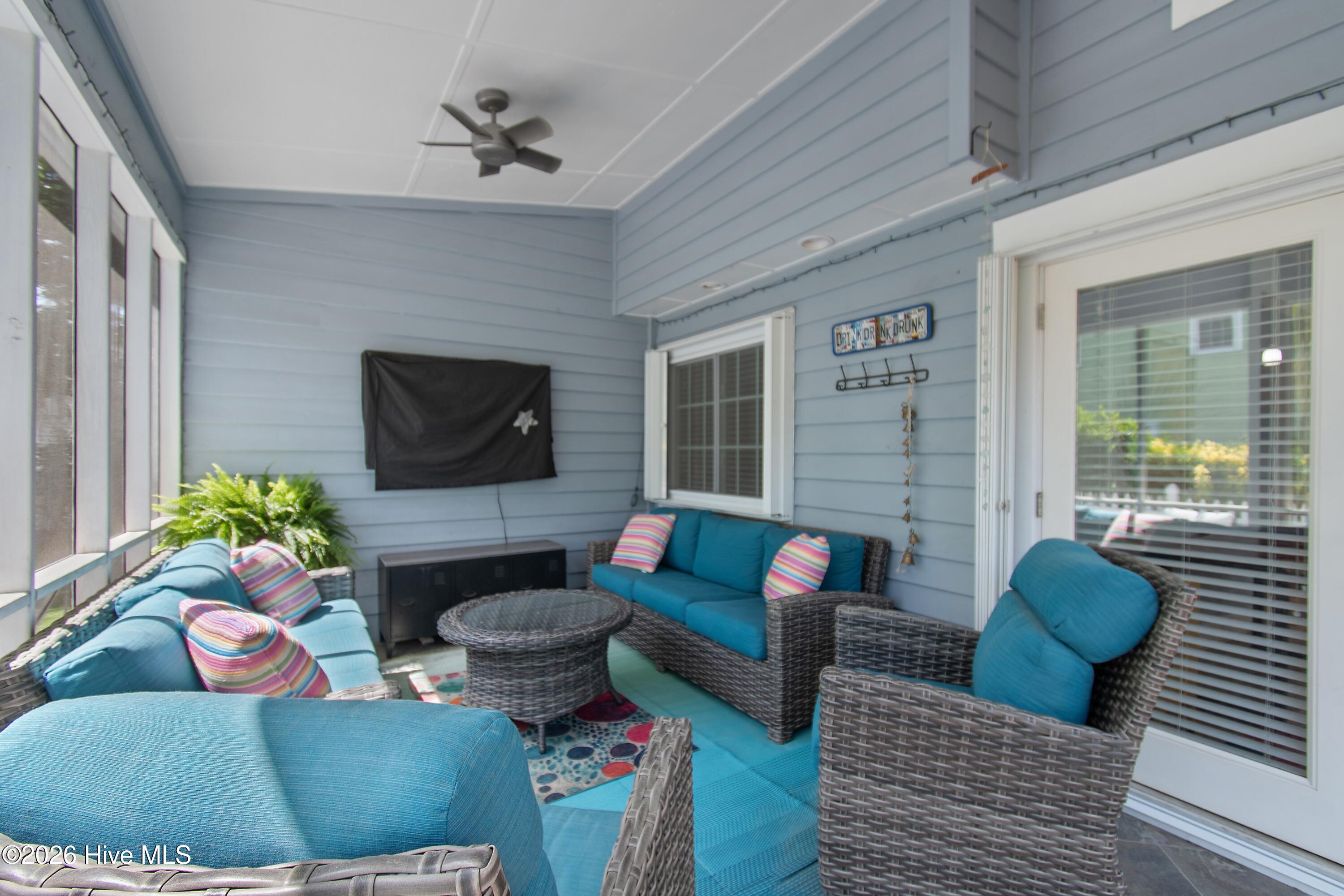 100570489 | Photo 45