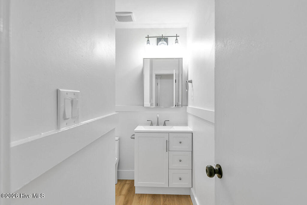 100566377 | Photo 22