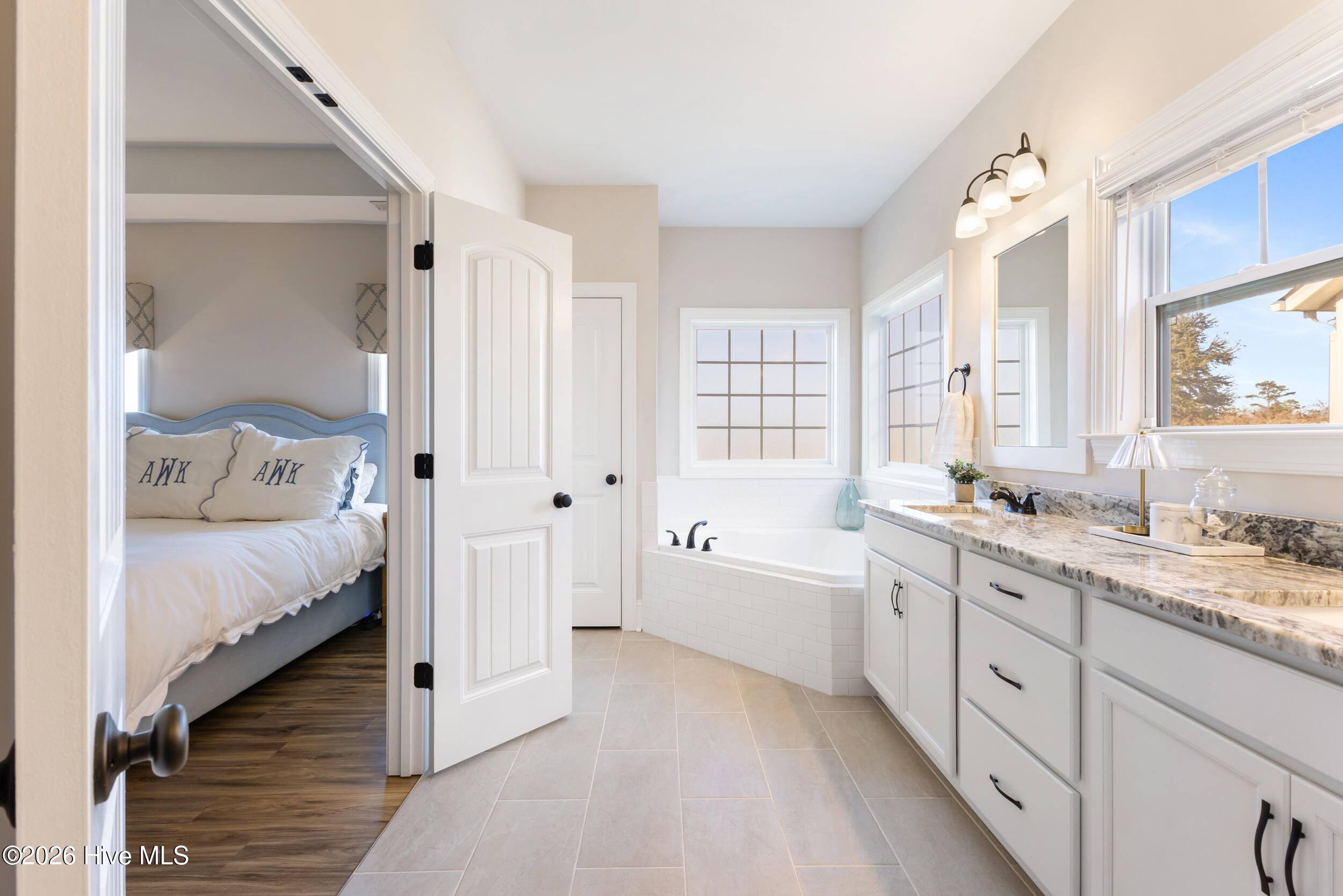 100545228 | Photo 26