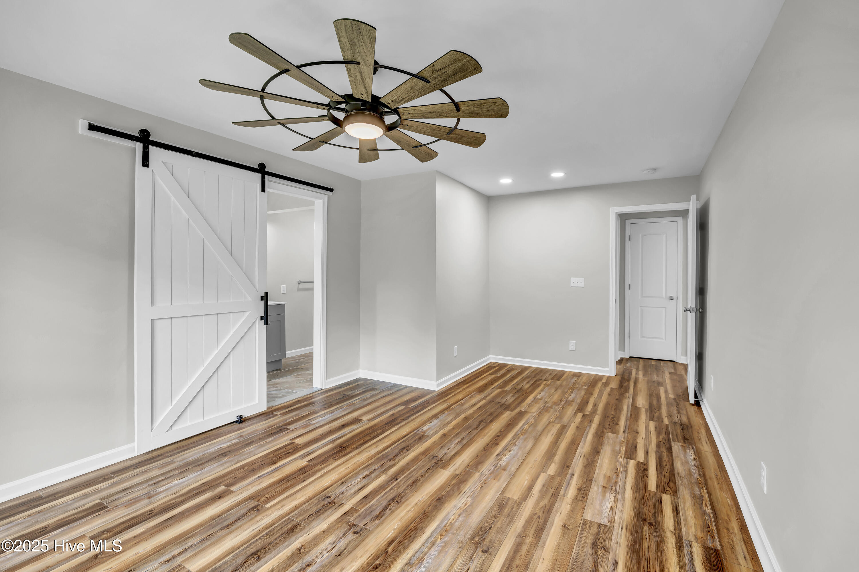 100533138 | Photo 16