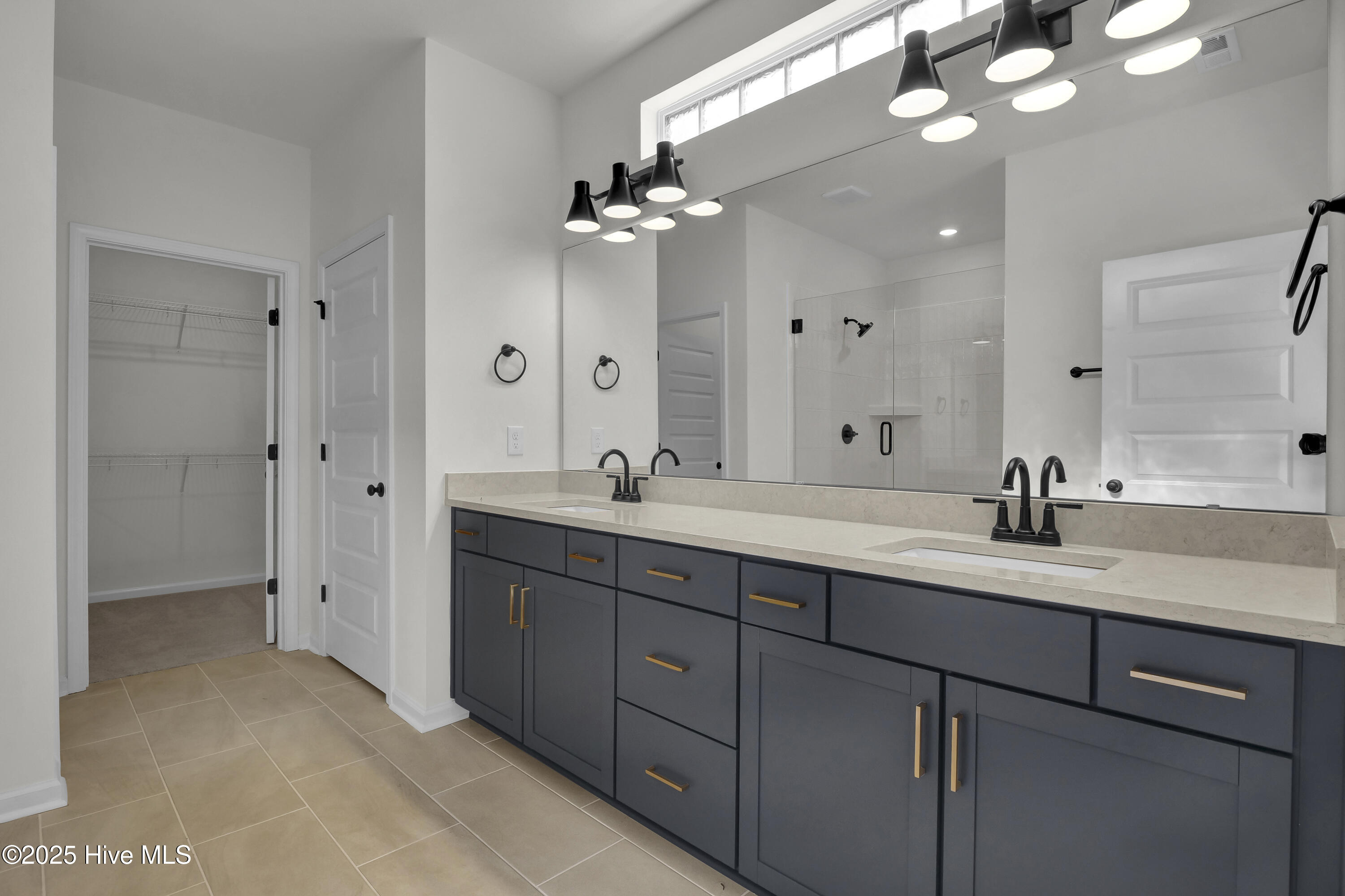 100518809 | Photo 18