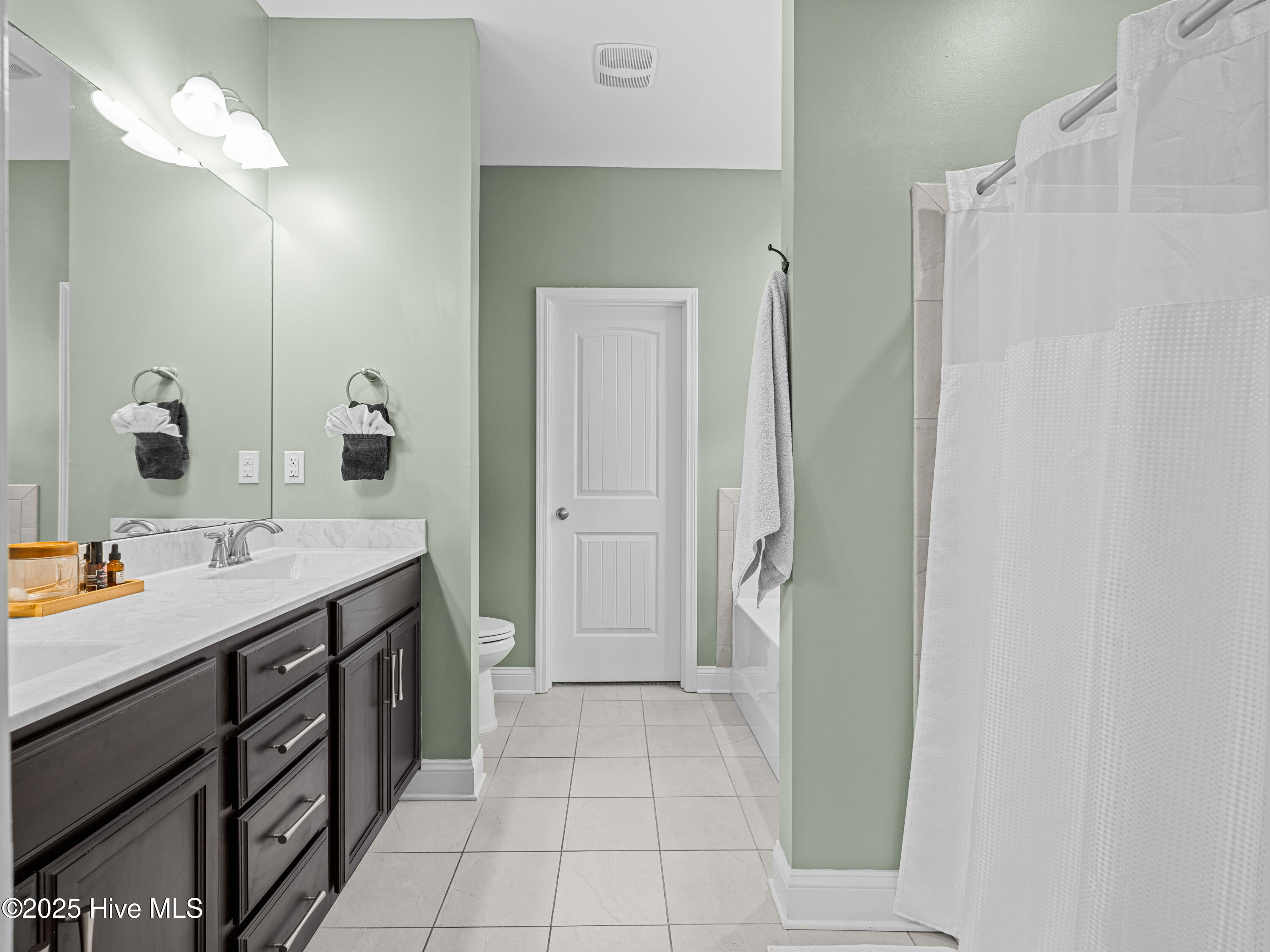 100535765 | Photo 42