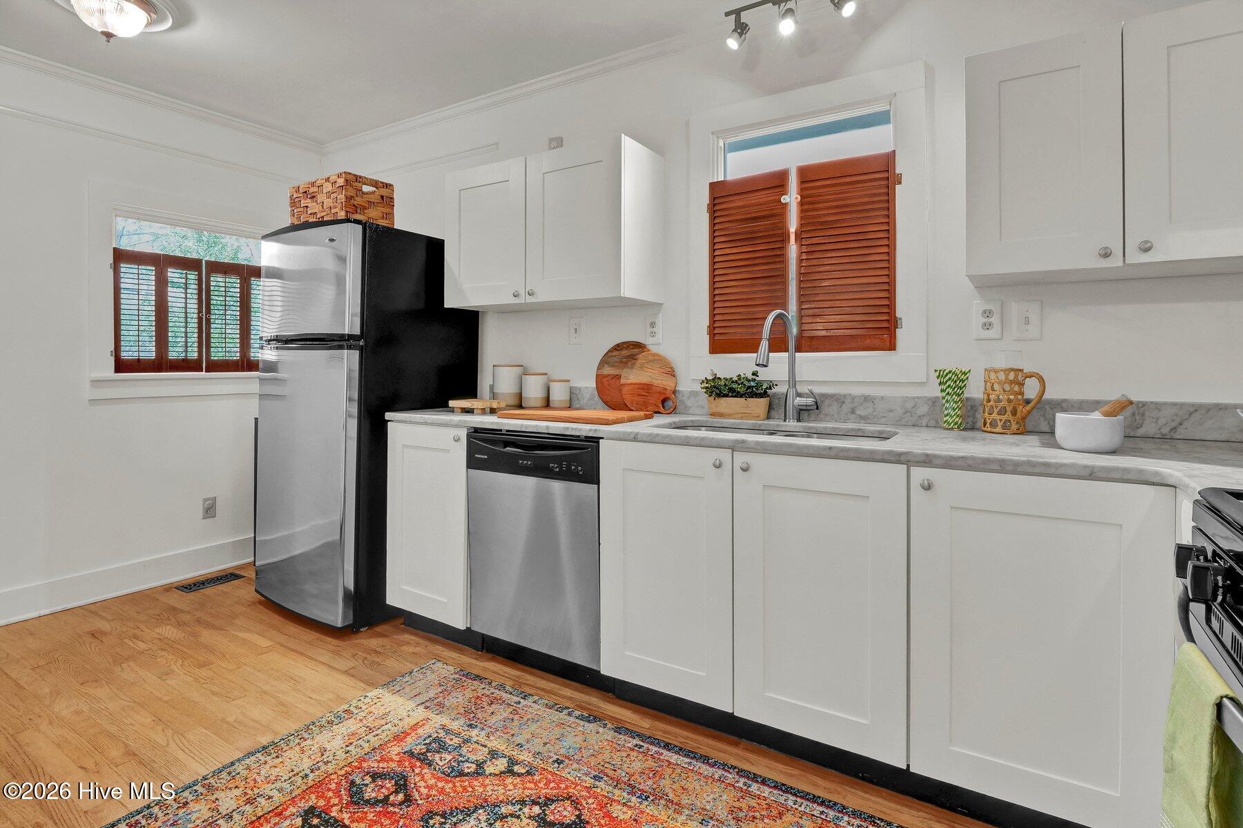 100561074 | Photo 11