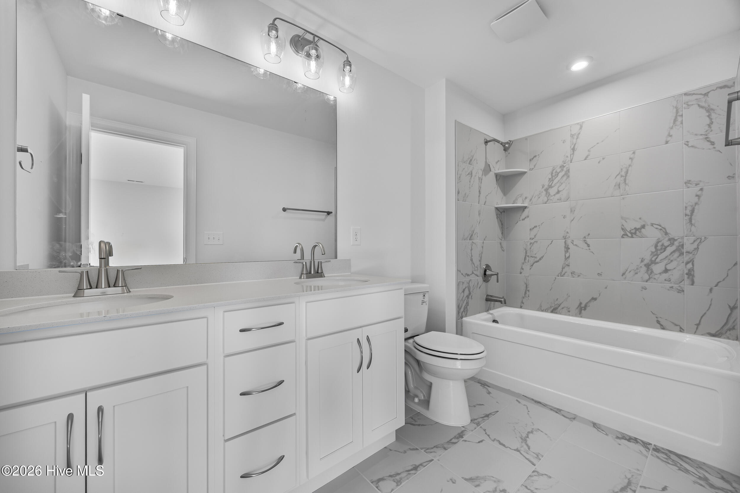 100527051 | Photo 42