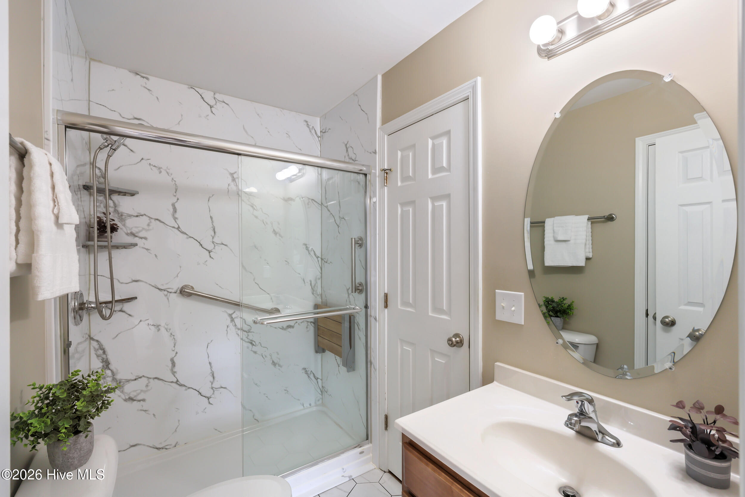 100570550 | Photo 19